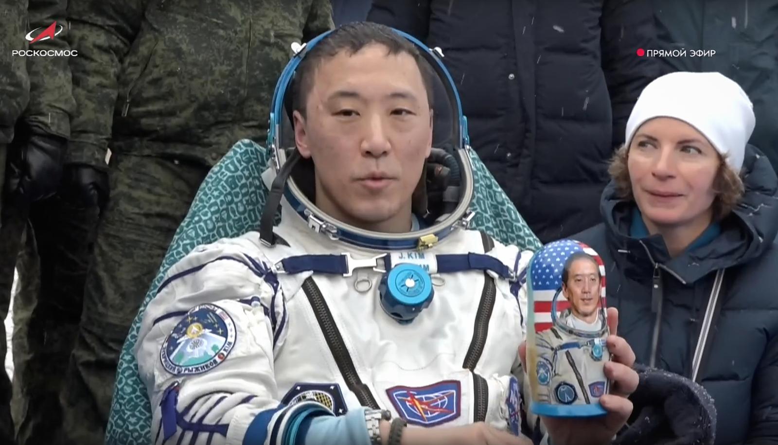 미항공우주국(NASA)의 한국계 우주비행사 조니 김이 9일(현지 시간) 소유스 MS-27 우주선으로 카자흐스탄 제즈카즈간 인근 초원으로 귀환한 후 본인 모습을 형상화한 러시아 목각인형을 들고 있다. 이 우주선에는 조니 김과 러시아 로스코스모스 소속 세르게이 리지코프, 알렉세이 주브리츠키가 탑승했다. 이들은 245일간의 국제우주정거장(ISS) 임무를 마치고 지구로 귀환했다. 2025.12.09 [제즈카즈간=AP/뉴시스]