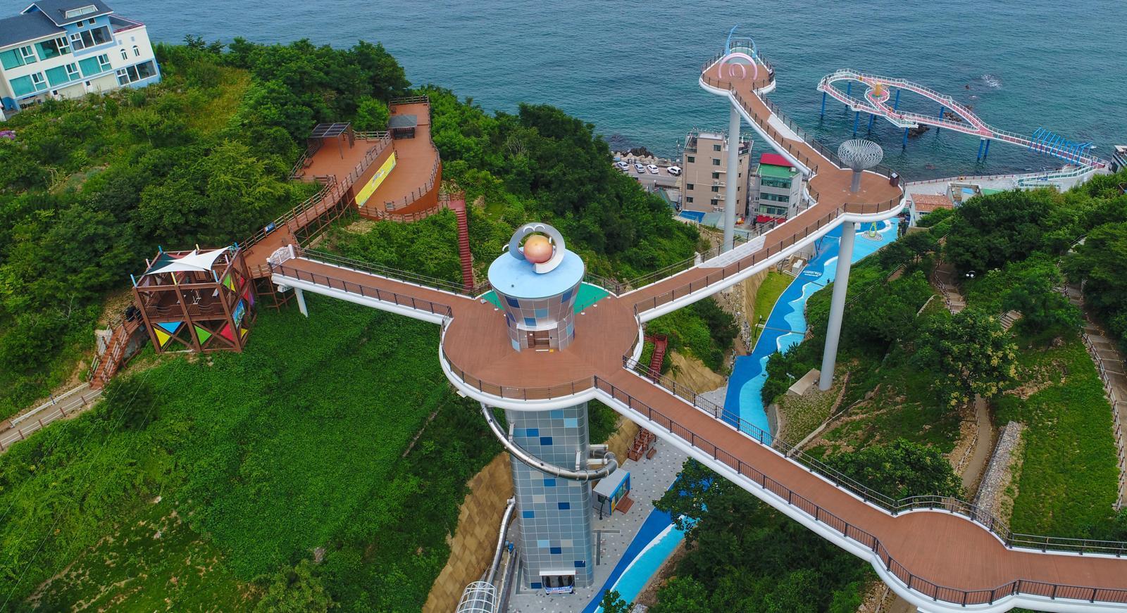 2026년 열린관광지 조성 사업 공모에 선정된 동해시 도째비골스카이밸리와 해랑전망대. 동해시 제공