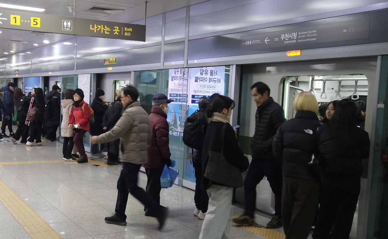 서울지하철 7호선 부천시청역에 전동차가 도착하자 시민들이 승하차하고 있다. 부천시는 7호선과 경인전철, 서해선이 도심을 관통하며 인천·서울·경기 주요 도시와 연결되는 교통 요충지로 꼽힌다. 부천시 제공