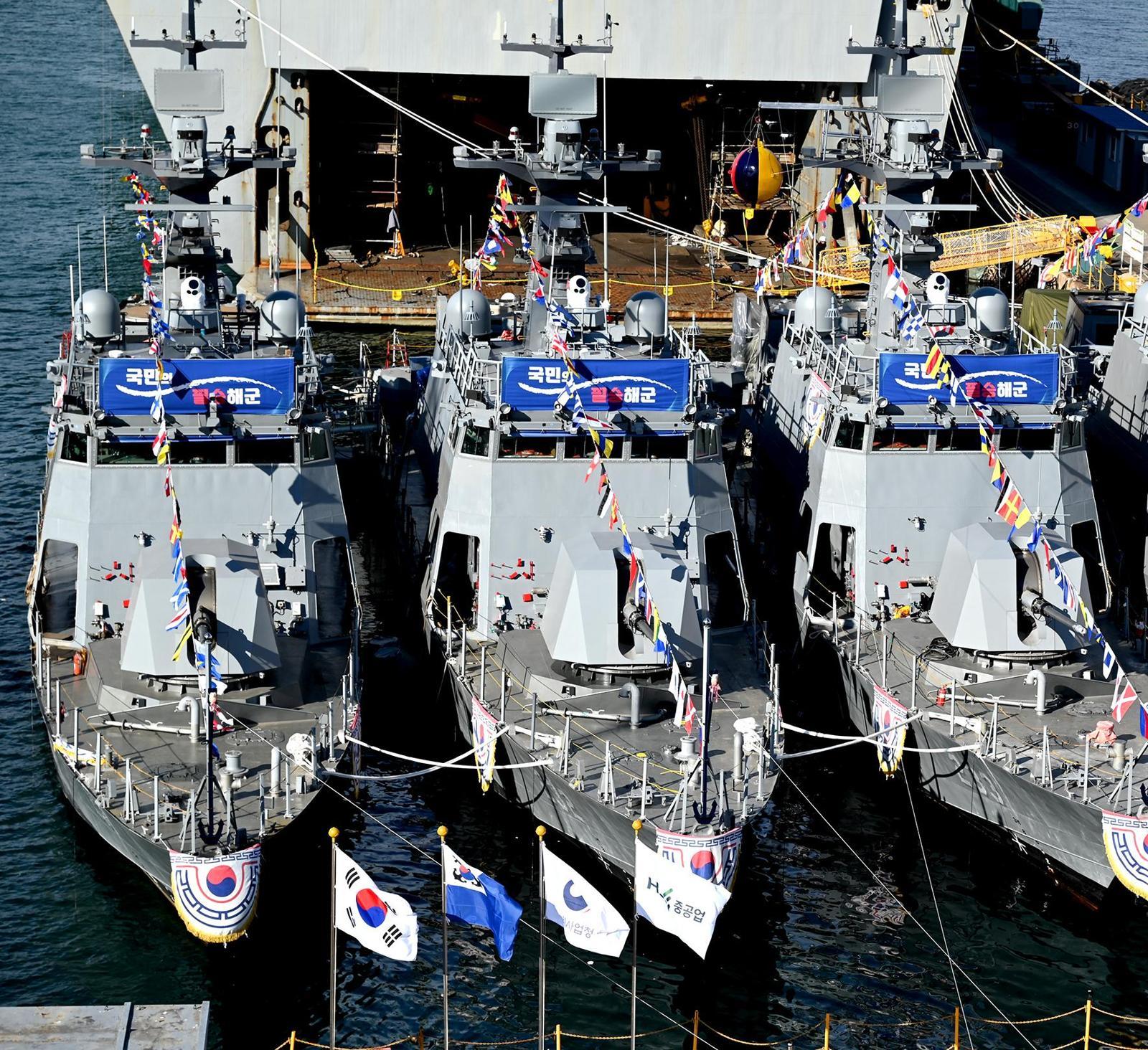 8일 부산 영도구 HJ중공업 영도조선소에서 열린 통합 진수식에서 신형 고속정 4척이 진수되고 있다.
HJ중공업 제공