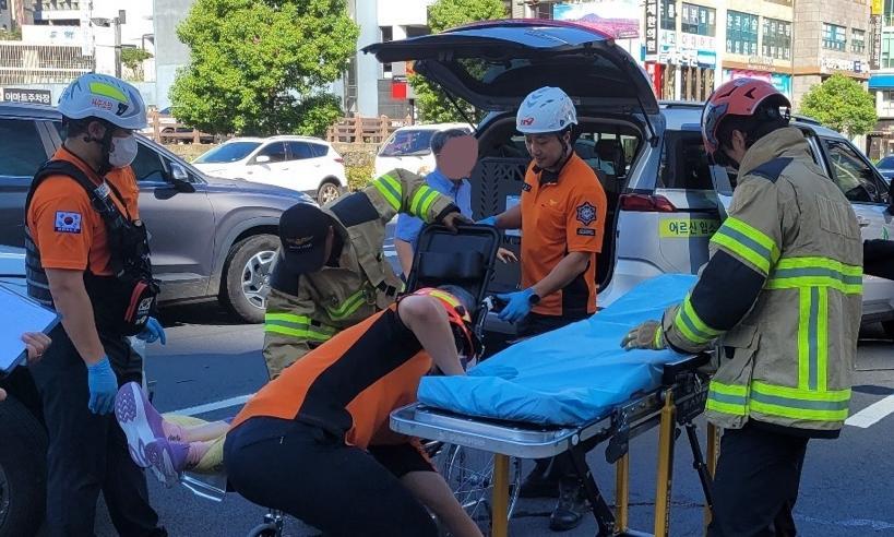 제주소방대원이 환자를 이송하고 있다. 제주도는 응급실 이송 거부 상황을 막기 위해 적정 의료기관을 즉시 연결하는 ‘제주형 24시간 이송·전원 핫라인’을 운영하고 있다. 제주소방 제공