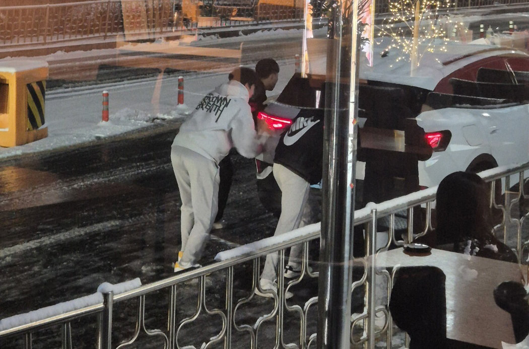 제보자가 촬영해 국민신문고에 올린 선행 중학생들. 군포시