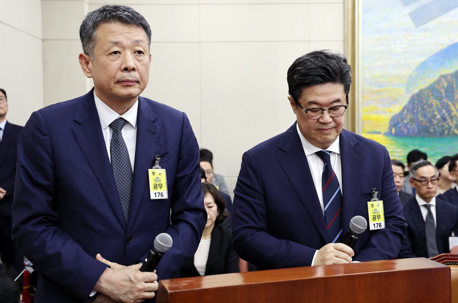 김병주 MBK파트너스 회장(오른쪽)과 김광일 부회장이 지난 10월 국정감사에 증인으로 출석해 의원들의 질의를 듣고 있다. 뉴스1