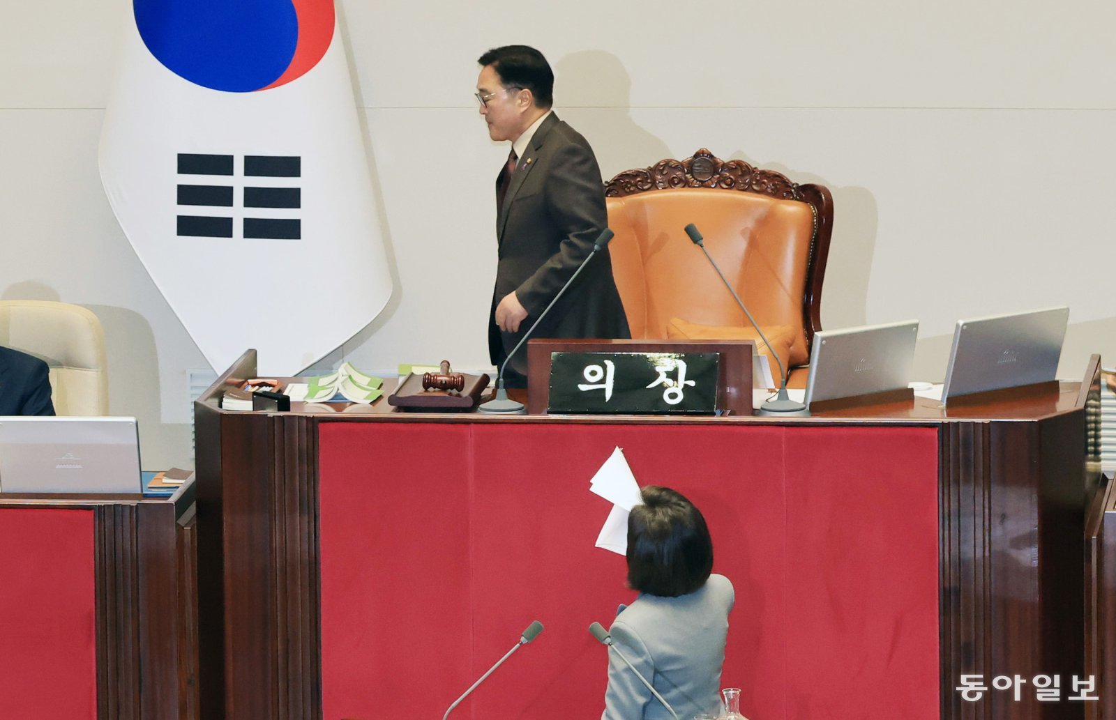 우원식 국회의장이 9일 여의도 국회에서 열린 본회의에서 나경원 국민의힘 의원의 필리버스터가 의제와는 상관없이 진행되자 본회의를 정회시켰다. 이후 국민의힘 의원들은 의장실에 항의 방문을 하였다. 장승윤 기자 tomato99@donga.com