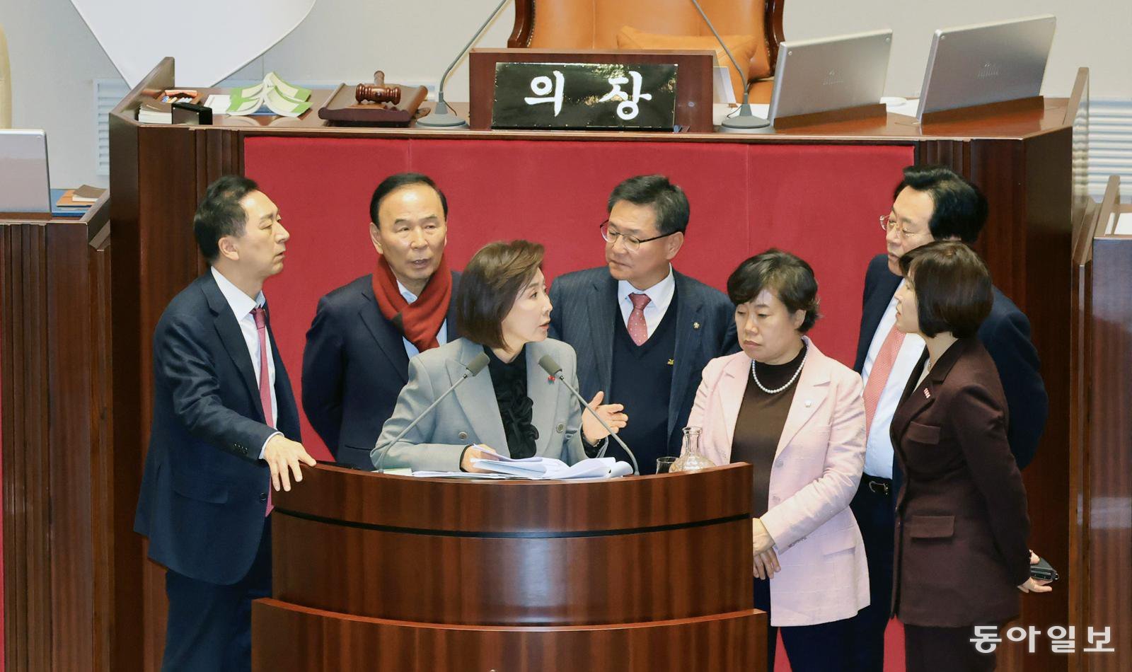 우원식 국회의장이 9일 여의도 국회에서 열린 본회의에서 나경원 국민의힘 의원의 필리버스터가 의제와는 상관없이 진행되자 본회의를 정회시켰다. 이후 국민의힘 의원들은 의장실에 항의 방문을 하였다. 장승윤 기자 tomato99@donga.com