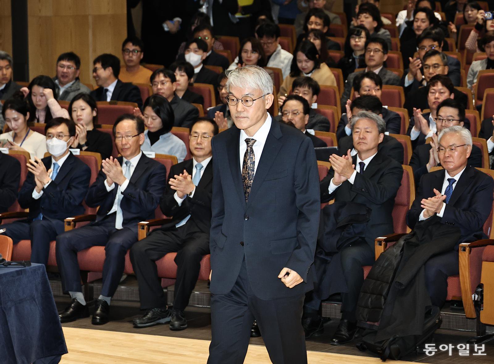 9일 오전 서울 서초구 서울중앙지법에서 열린 ‘국민을 위한 사법제도 개편 과제 공청회’에서 천대엽 법원행정처장이 개회사를 하기 위해 단상으로 향하고 있다. 이번 공청회는 더불어민주당이 추진 중인 사법제도 개편과 관련해 각계 의견을 수렴하기 위해 이날부터 사흘간 열린다. 양회성 기자 yohan@donga.com