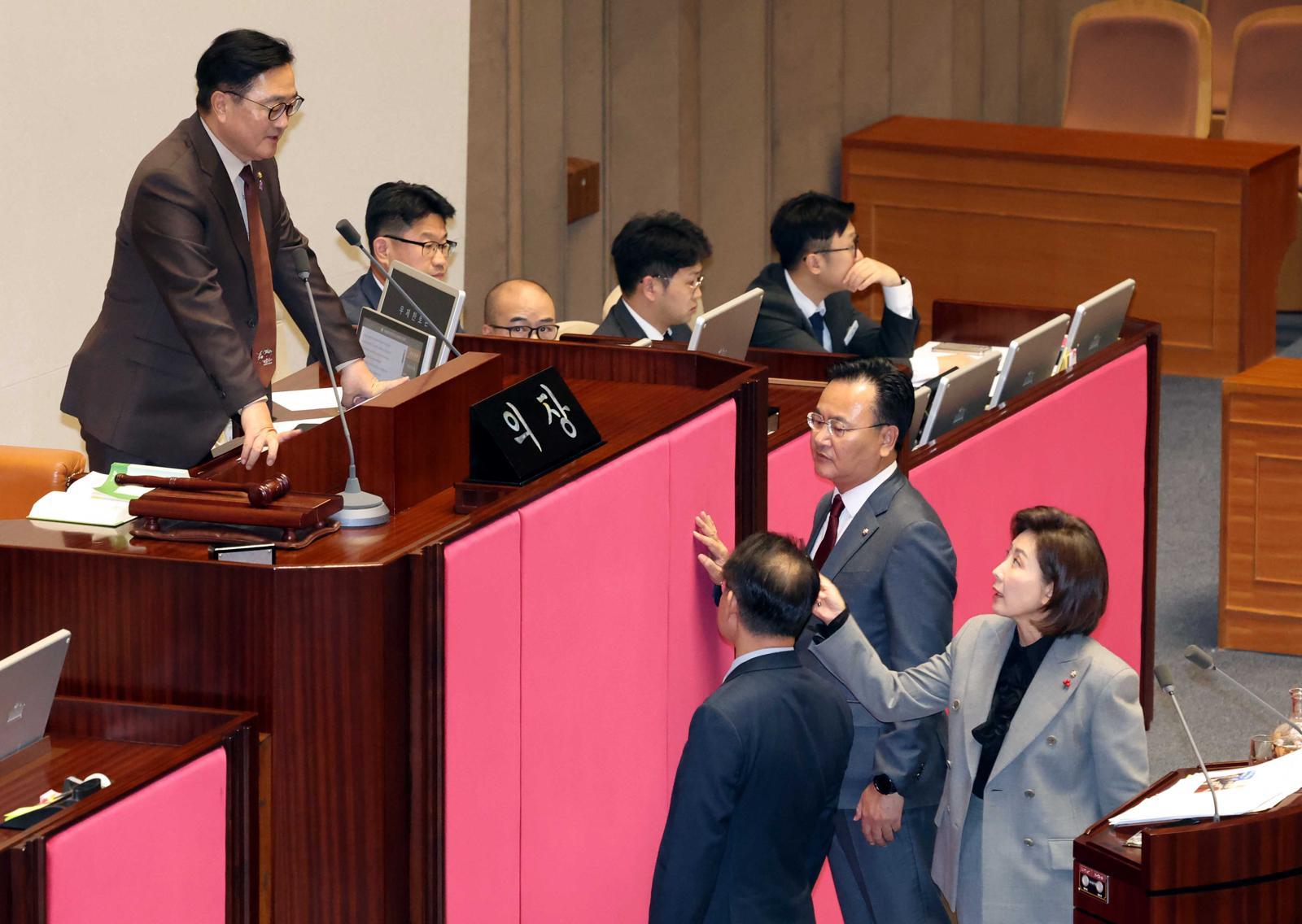 우원식 국회의장이 9일 서울 여의도 국회에서 열린 제429회국회(정기회) 제16차 본회의에서 가맹사업거래의 공정화에 관한 법률 일부개정법률안에 대한 무제한 토론을 하는 나경원 국민의힘 의원과 대화를 하고 있다. 뉴시스