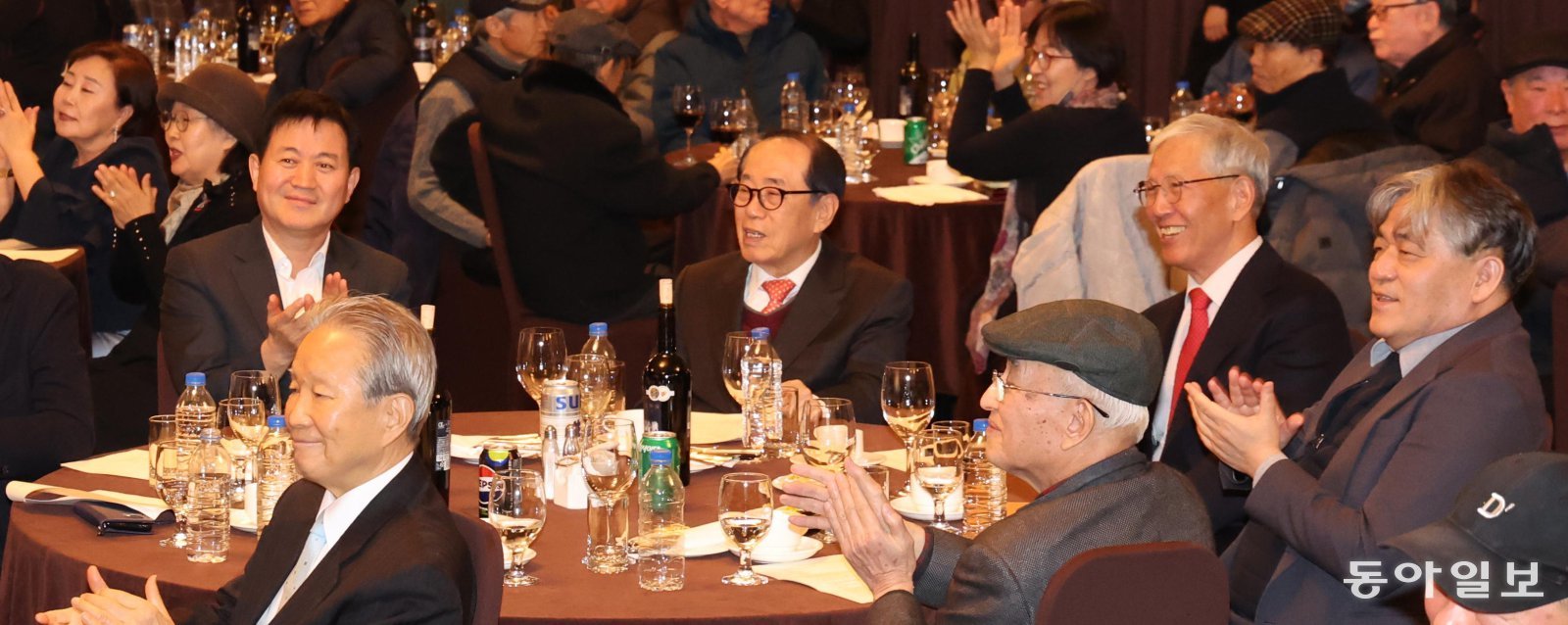 9일 서울 마포구 서울가든호텔에서 열린 ‘2025 동우 송년의 밤’ 행사에 전현직 사우들이 참석했다. 테이블 왼쪽 뒤 참석자부터 시계 방향으로 김차수 채널A 대표이사, 조강환 전 방송위원회 부위원장, 최맹호 동우회장, 임채청 동아일보 발행인 겸 대표이사 사장, 이대훈 전 동아일보 이사, 정구종 동서대 석좌교수. 홍진환 기자 jean@donga.com