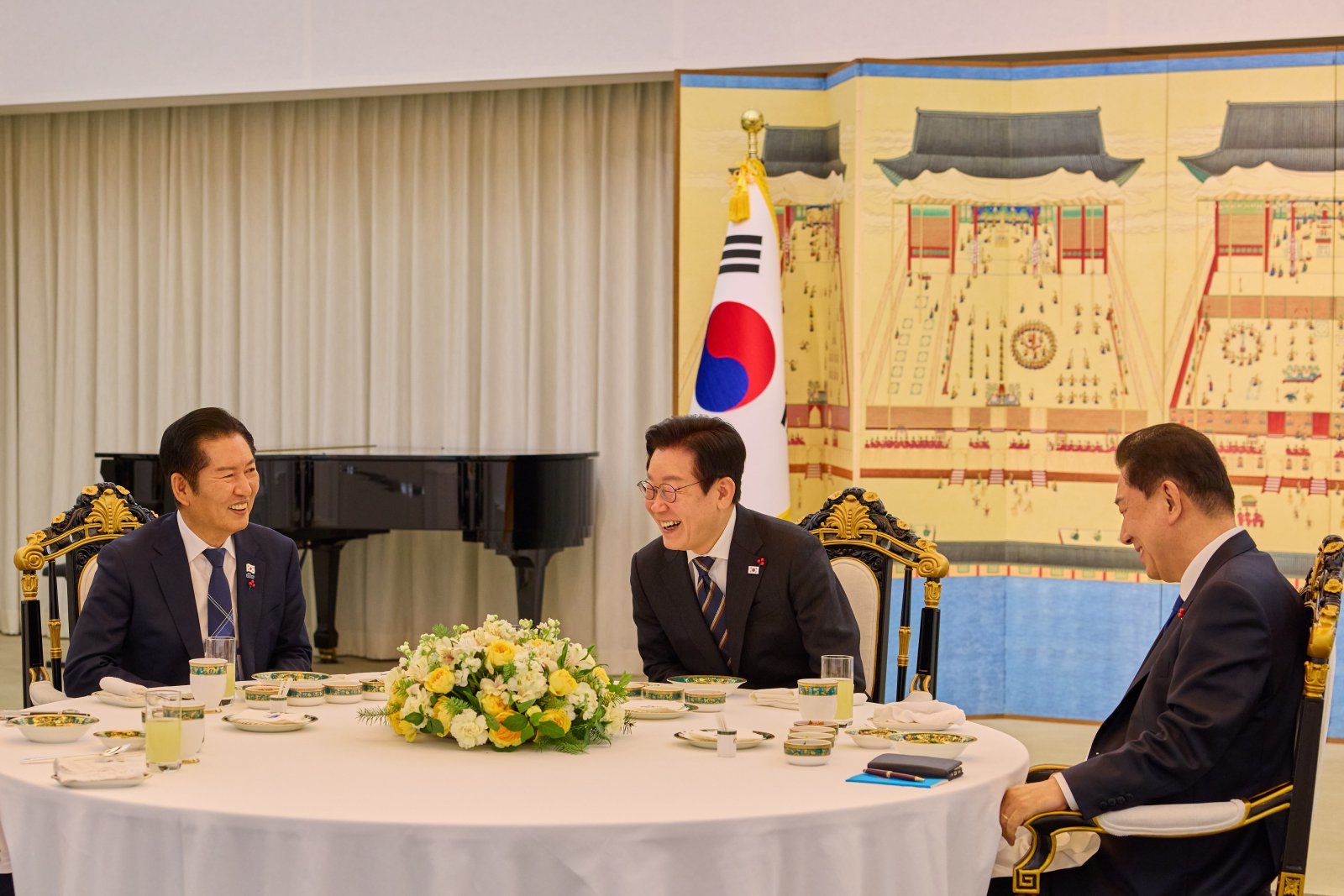 이재명 대통령이 9일 서울 한남동 관저에서 정청래 더불어민주당 대표, 김병기 원내대표와 만찬 회동을 하고 있다. 2025.12.9. 대통령실 제공