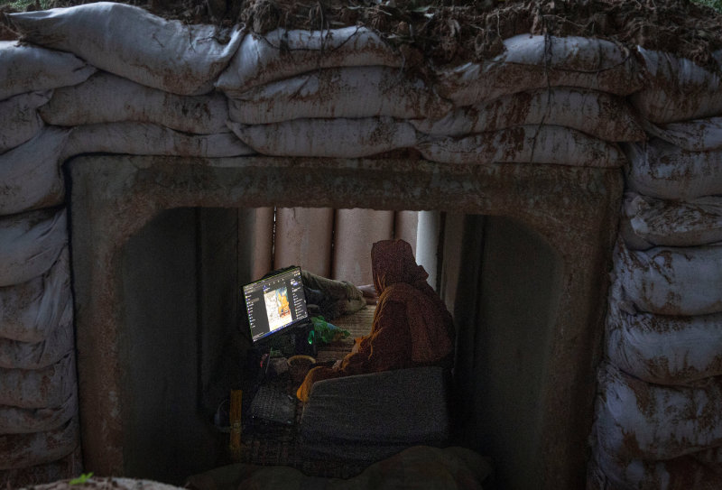 대피소로 피신한 태국 승려 9일 태국-캄보디아 국경지역에서 발생한 교전을 피해 태국 부리람주로 피신한 승려가 대피소에서 컴퓨터를 사용하고 있다. 올 10월 말 양국은 도널드 트럼프 미국 대통령의 중재로 휴전 협정을 맺었지만 7일부터 무력 충돌을 재개했다. 사흘째 이어진 교전으로 민간인 포함 총 10명이 숨졌다. 부리람=AP 뉴시스