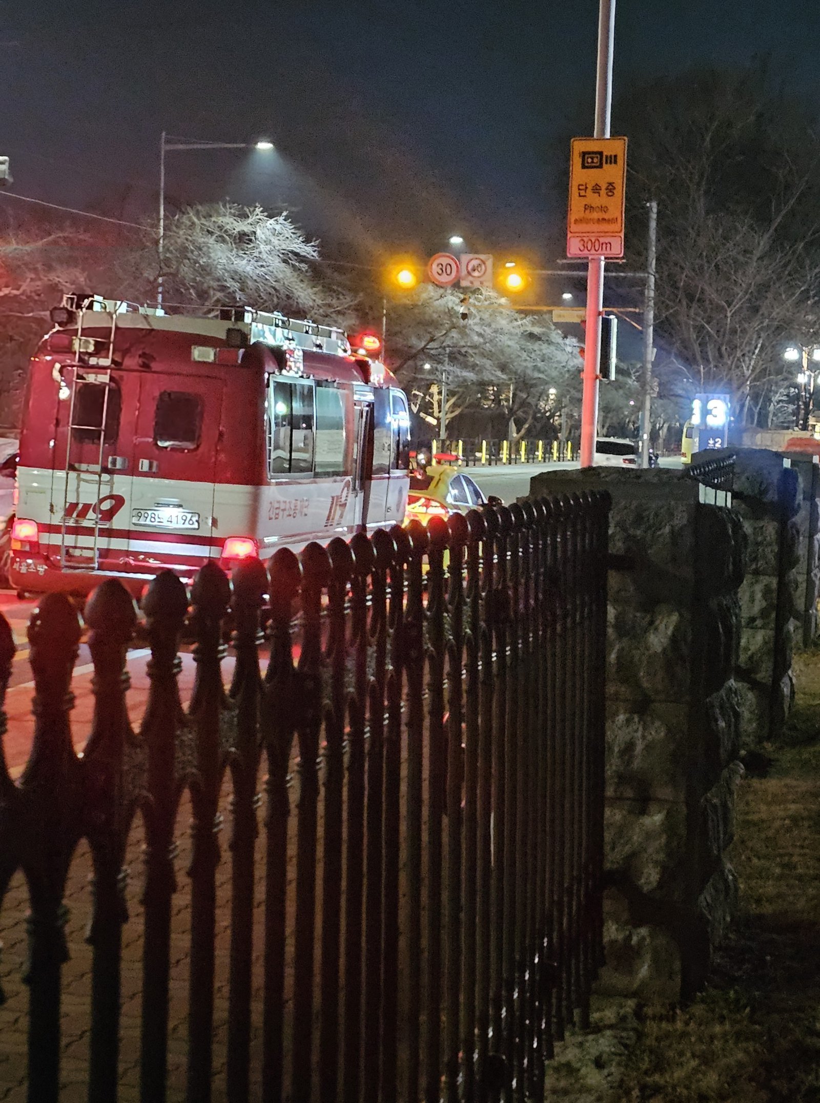 9일 서울 영등포구 국회 담장에서 화재가 발생해 소방이 출동해 있다. 2025.12.09. 서울=뉴시스