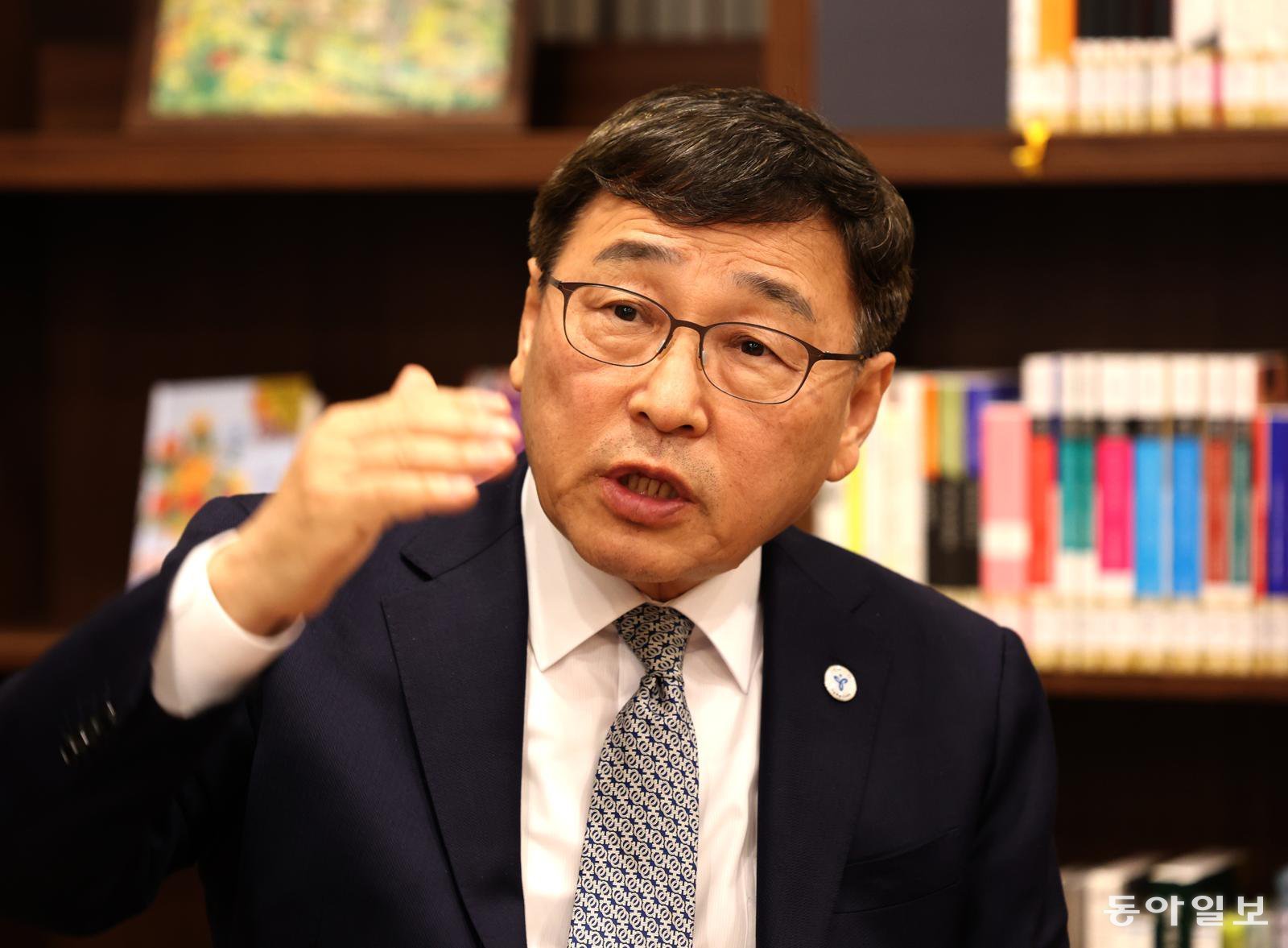 정근식 서울시교육감이 25일 오후 서울 종로구 북촌로 정독서도서관 노벨문학라운지에서 본보와 인터뷰를 하고 있다.  변영욱 기자 cut@donga.com