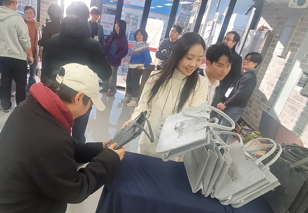 9일 경북 의성군에서 ‘2025 청년마을 성과공유회’가 열렸다. 전국 각지에서 청년마을을 운영해 온 실무자와 청년 80여 명이 참석했다. 의성=박태근 기자 ptk@donga.com