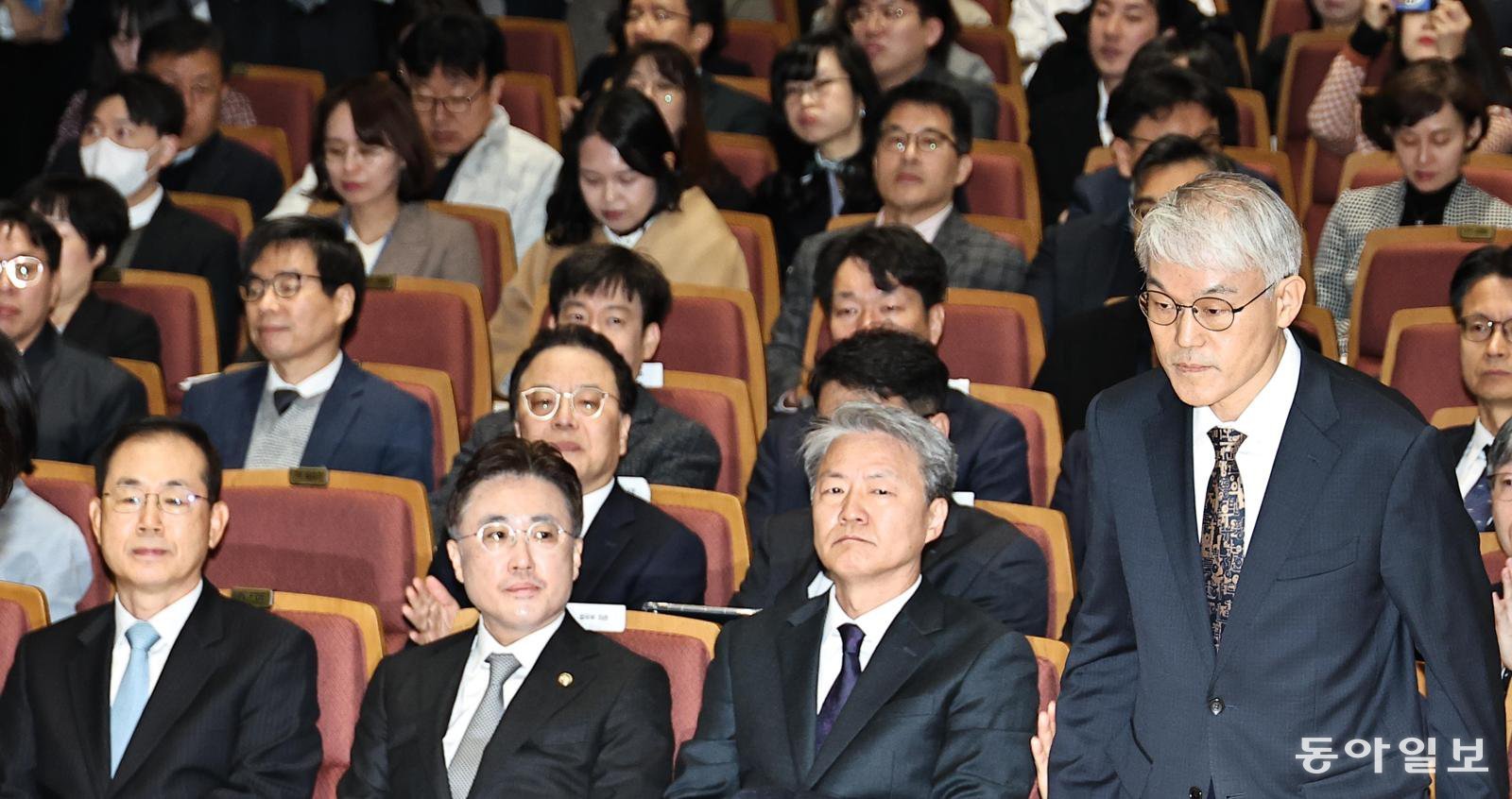 9일 오전 서울 서초구 서울법원종합청사에서 열린 ‘국민을 위한 사법제도 개편 공청회’에서 천대엽 법원행정처장(오른쪽)이 개회사를 하기 위해 단상으로 향하고 있다. 이번 공청회는 더불어민주당이 추진 중인 사법제도 개편과 관련해 각계 의견을 수렴하기 위해 이날부터 사흘간 열린다. 양회성 기자 yohan@donga.com