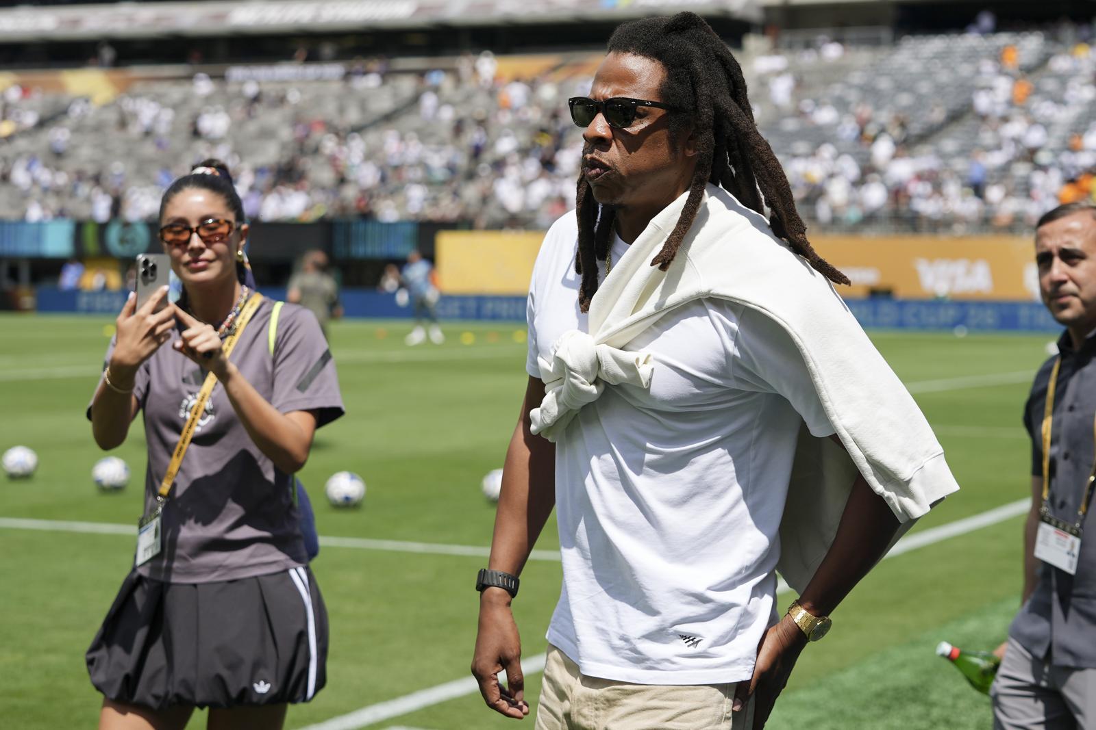 미국 ‘힙합 제왕’ 제이지가 올해 7월 미국 뉴저지주 이스트러더퍼드에서 열린 축구 경기 전 필드를 걸어가고 있다. 이스트러더퍼드=AP 뉴시스