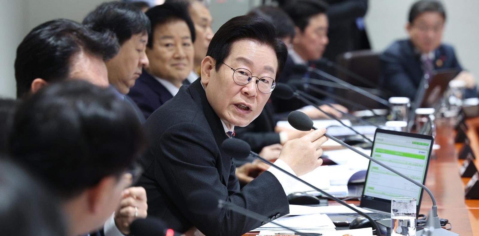 이재명 대통령이 9일 서울 용산 대통령실에서 열린 국무회의에서 발언하고 있다. 이 대통령은 이날 “개인도 범죄를 저지르고 반사회적 행위를 하면 제재가 있는데 법인체도 헌법과 법률에 위반되는 지탄받을 행위를 하면 해산시켜야 한다”고 강조했다. 대통령실사진기자단