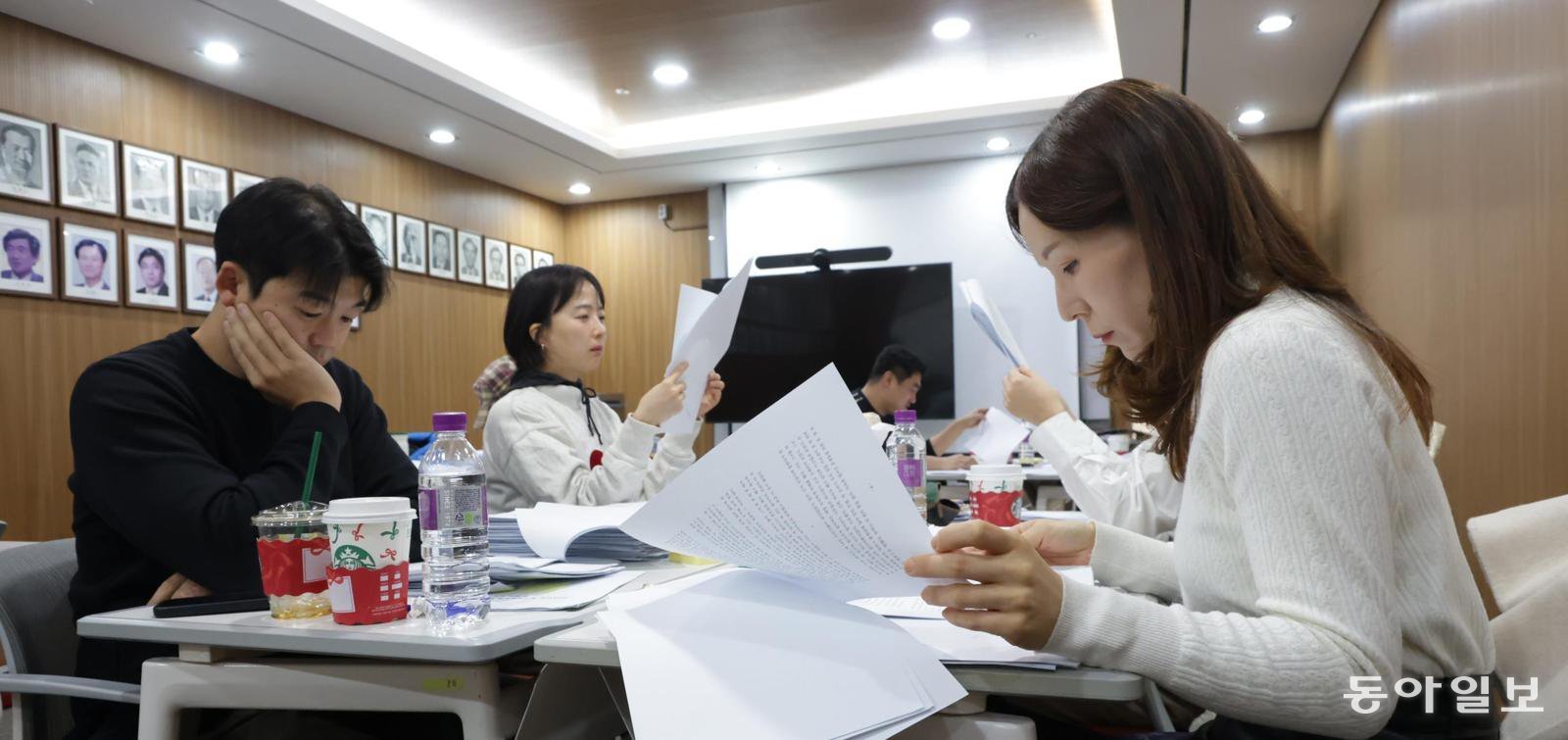 4일 서울 종로구 동아미디어센터에서 열린 ‘2026 동아일보 신춘문예’ 예심에서 심사위원들이 응모작을 살펴보고 있다. 심사위원들은 “소재의 다양화와 응모 편수 증가는 그만큼 많은 이들이 문학을 가까이 두고 자신의 이야기를 써보려 한다는 신호”라고 했다. 박형기 기자 oneshot@donga.com