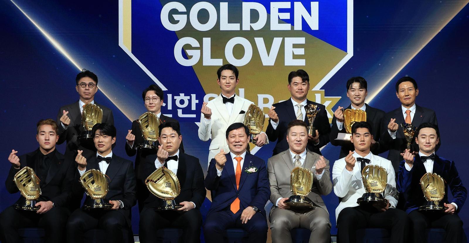 수상자들이 골든글러브를 품에 안고 손가락 하트를 만들어 보이는 모습. 뒷줄 왼쪽부터 시계 방향으로 손혁 한화 단장(폰세 대리 수상), 박준혁 롯데 단장(레이예스 대리 수상), 삼성 구자욱, SSG 노경은(페어플레이상), LG 박해민(골든포토상), 염경엽 LG 감독(감독상), LG 신민재, NC 김주원, 삼성 최형우, 허구연 KBO 총재, 두산 양의지, 키움 송성문, KT 안현민. 뉴스1