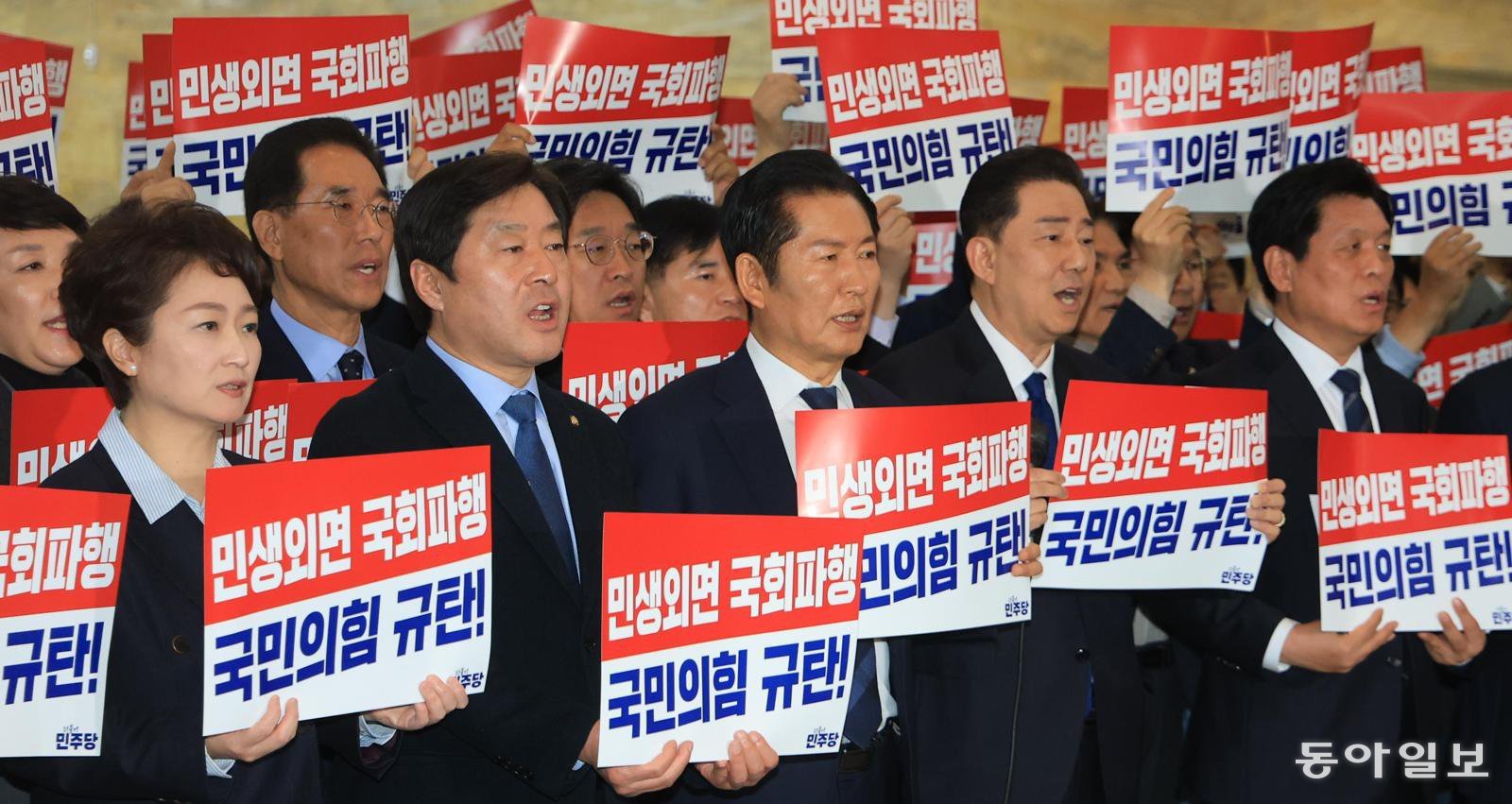 與, 로텐더홀서 국힘 규탄
정청래 대표(앞줄 가운데) 등 더불어민주당 의원들이 9일 서울 여의도 국회 로텐더홀에서 국민의힘을 규탄하는 구호를 외치고 있다. 이날 국민의힘은 내란전담재판부 설치법 등을 추진하는 민주당에 반발해 비쟁점 법안에도 필리버스터를 시도했다. 장승윤 기자 tomato99@donga.com