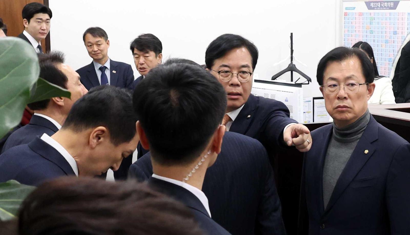 野, 의장실 항의 방문
우원식 국회의장이 9일 국회 본회의에서 국민의힘 나경원 의원의 필리버스터를 중단시키자 국민의힘 의원들이 국회의장실을 항의 방문했다. 의장 비서진이 의장실 입구를 가로막자 송언석 원내대표(오른쪽에서 두 번째)가 항의하고 있다. 뉴시스