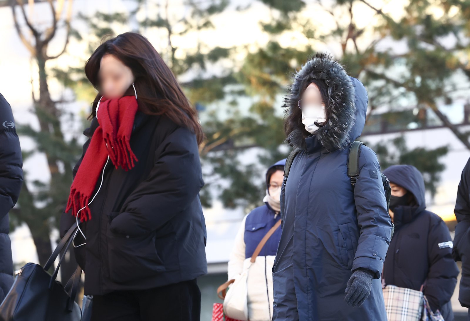 연일 강추위가 계속되는 가운데 4일 오전 서울 중구 세종대로 인근에서 시민들이 모자를 쓴 채 출근길에 나서고 있다. 2025.12.04. 서울=뉴시스