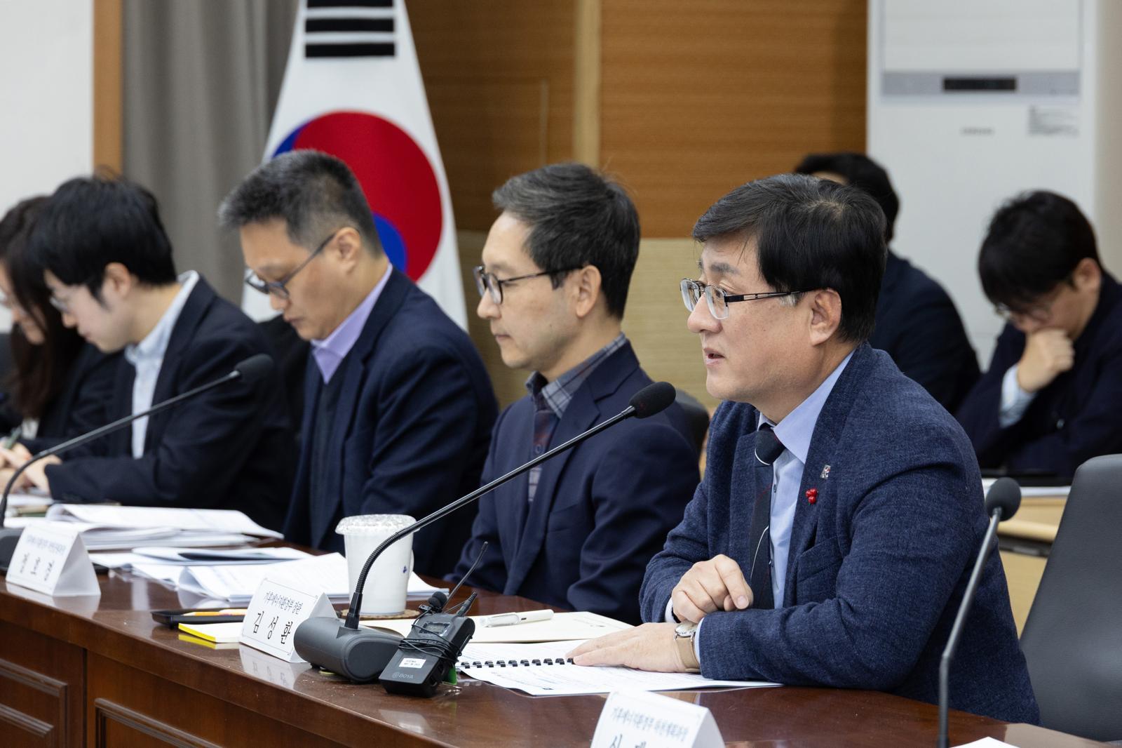 김성환 기후에너지환경부장관이 9일 서울 서초구 소재 한강홍수통제소에서 서울 동북 4구(도봉구·노원구·성북구·강북구) 지자체와 간담회를 갖고 지역별 환경 현안 등을 논의하고 있다. 2025.12.9. 기후에너지환경부 제공