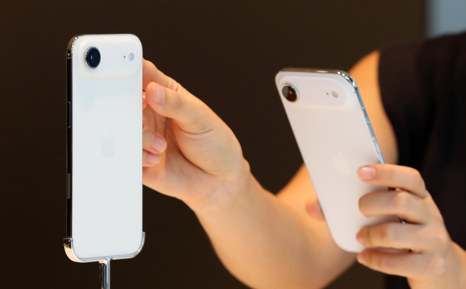 19일 서울 중구 명동 애플스토어에서 고객들이 애플 신제품 아이폰 에어 제품을 살펴보고 있다. 2025.09.19. 서울=뉴시스