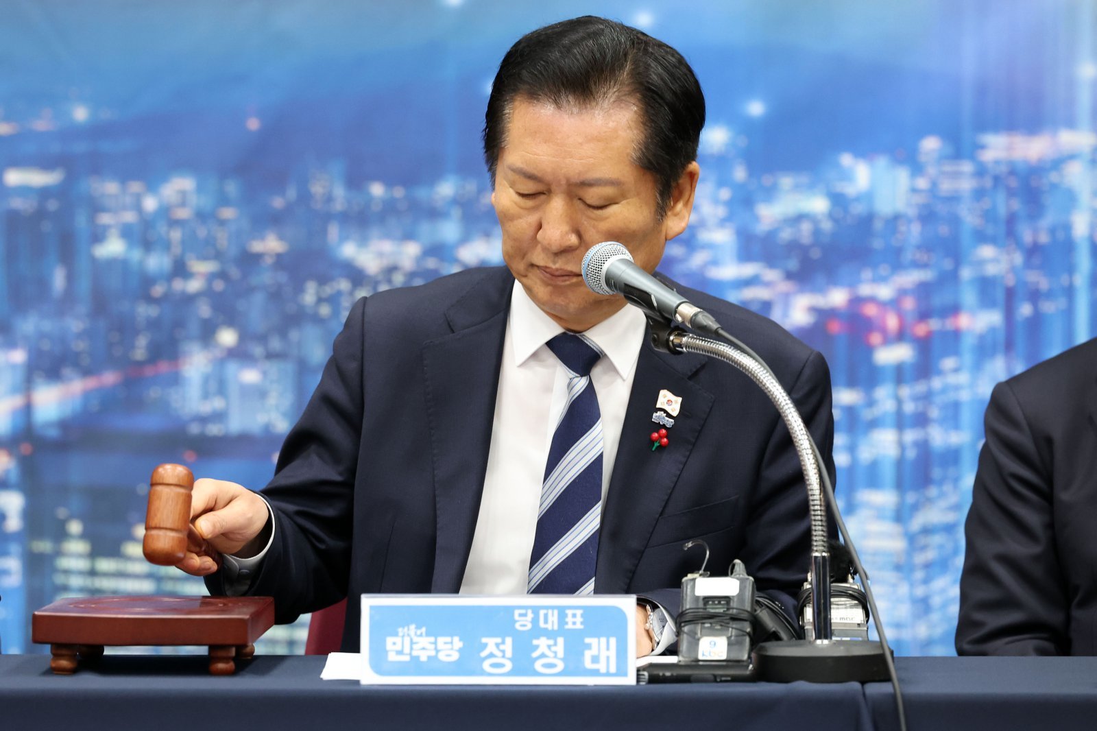 정청래 더불어민주당 대표가 10일 오전 광주 서구 김대중컨벤션센터에서 열린 광주 현장 최고위원회의에서 개회 선언을 하고 있다. 2025.12.10/뉴스1