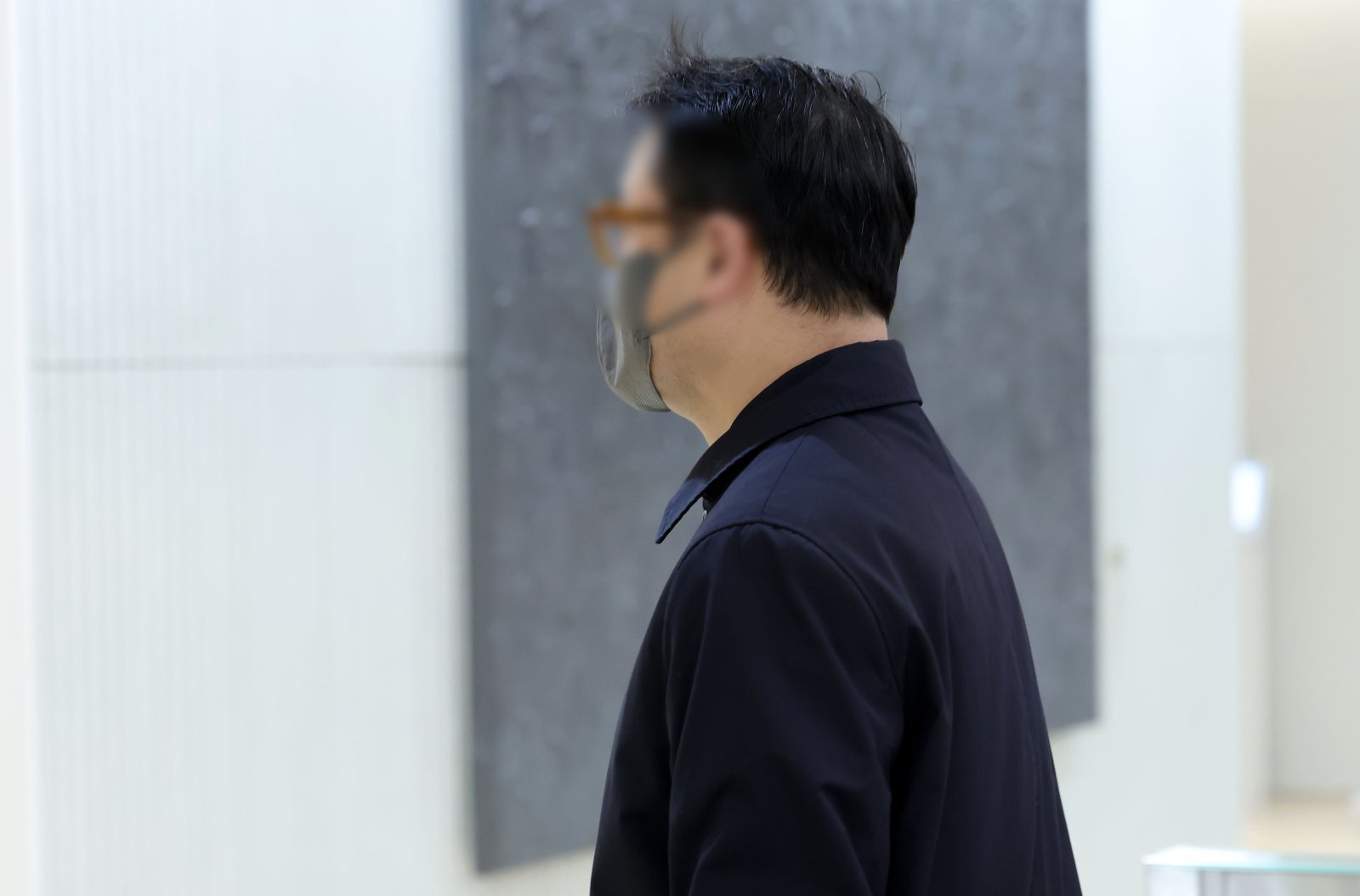 윤석열 전 대통령 부인 김건희 여사의 오빠 김진우 씨가 27일 오전 서울 종로구 KT 광화문빌딩 웨스트에 마련된 김건희 여사 의혹을 수사하는 민중기 특별검사 사무실로 출석하고 있다. 2025.11.27 [서울=뉴시스]