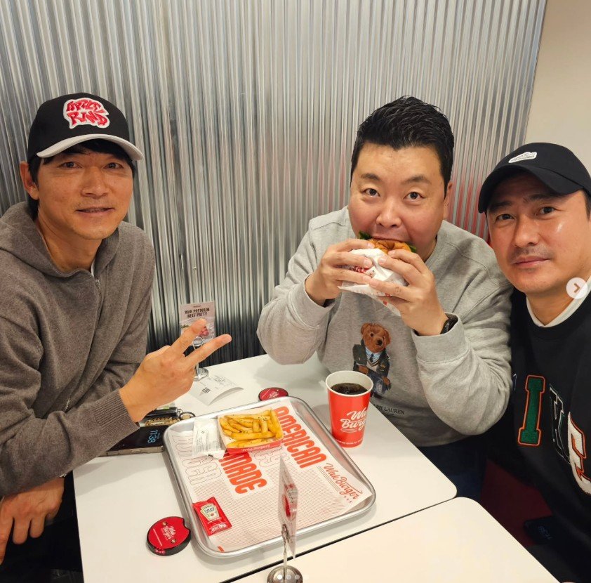 김남일이 강남역에 새 버거 매장을 열며 화제를 모았다. 정호영·안정환 등이 축하했고, 김보민도 “1일 1버거”라며 응원했다. 강남 ‘버거대로’ 상권 변화 속 주목받고 있다. SNS 갈무리 @jung_hoyoung_caden_