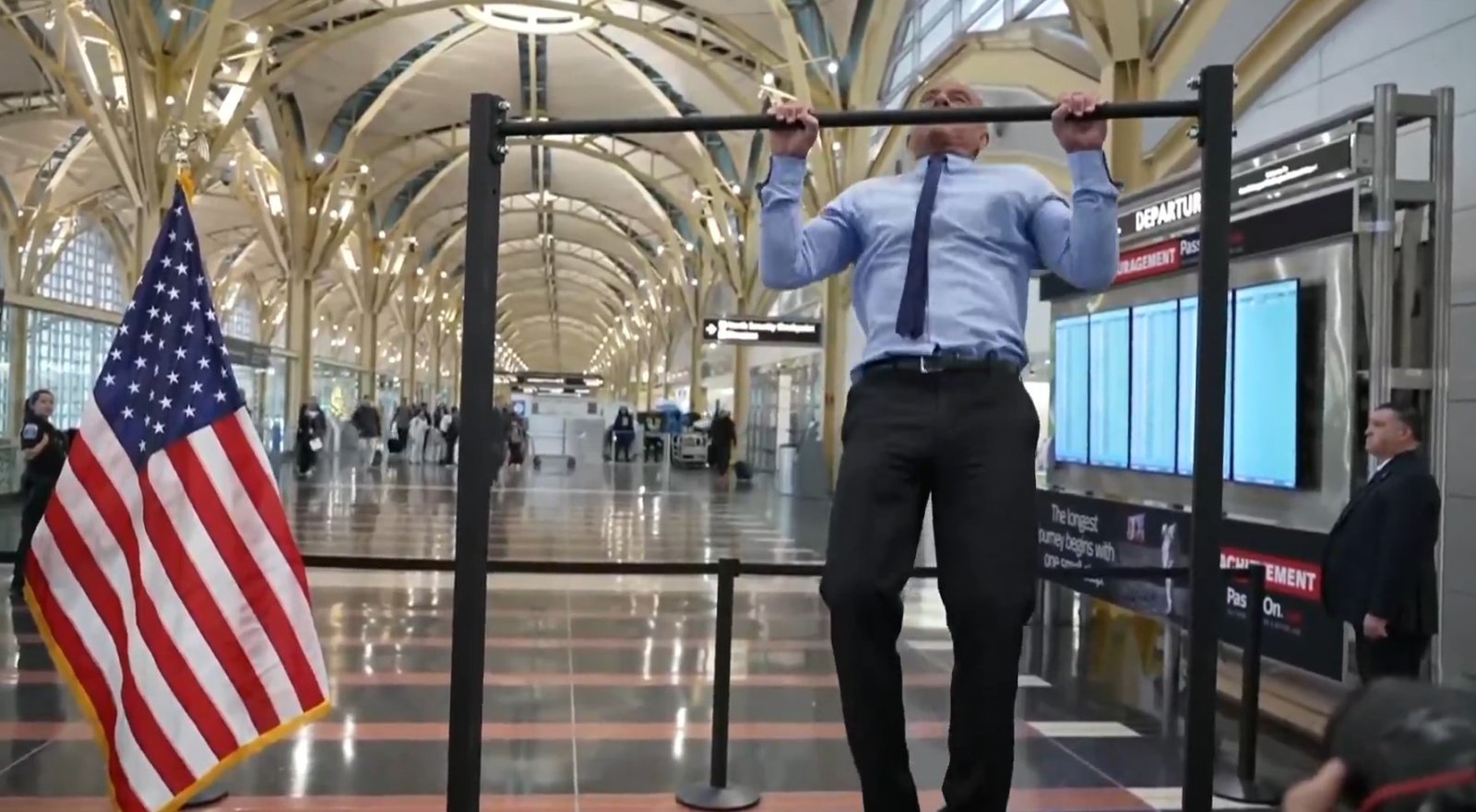 로버트 F. 케네디 주니어 미국 보건복지부 장관이 공공장소에 설치된 철봉에 숀 더피 교통부 장관과 함께 ‘턱걸이’ 시범을 보였다.  X(구 트위터) 캡처