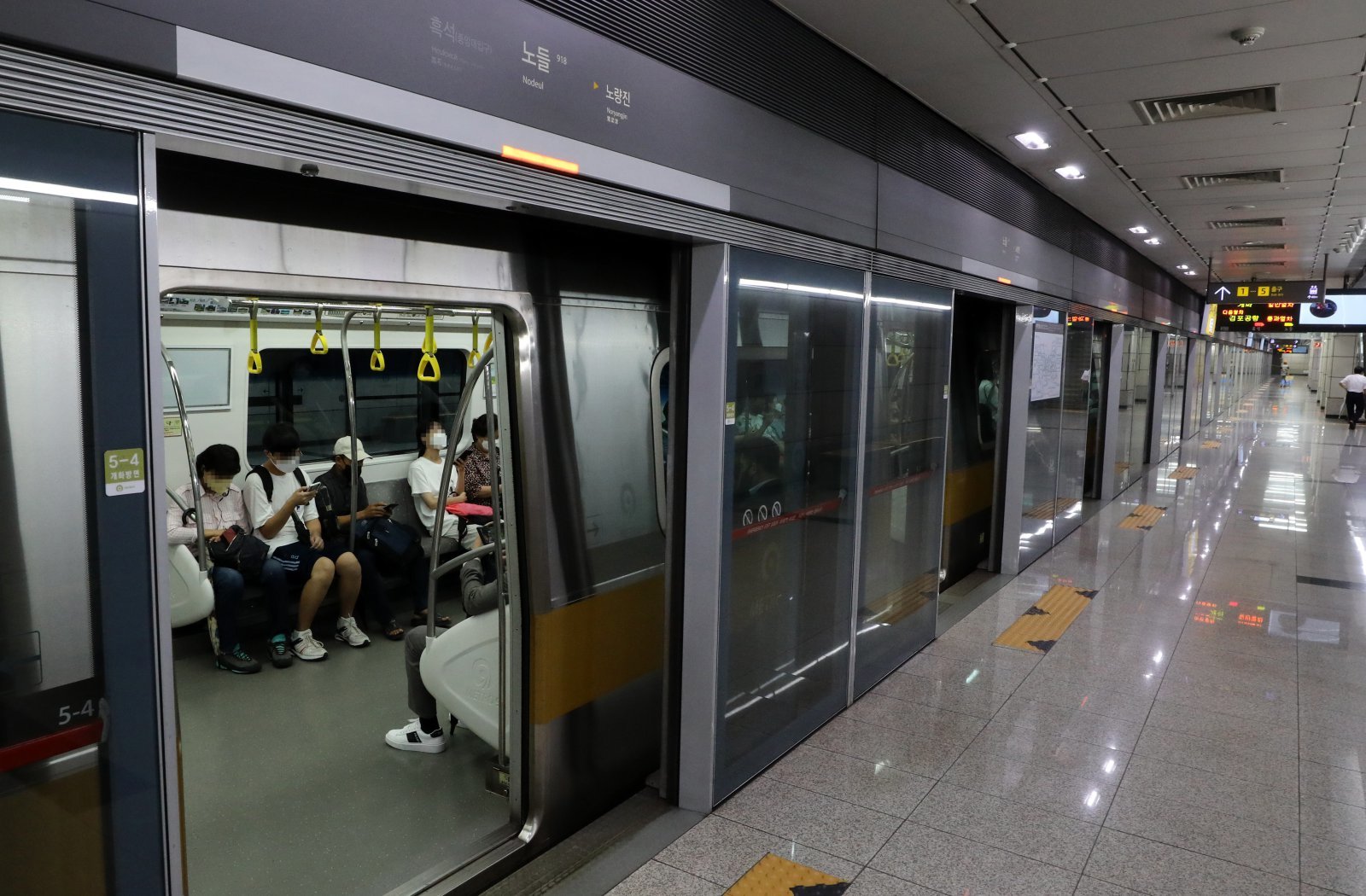 동작역을 제외한 지하철 9호선 전구간 정상운행이 재개된 9일 오후 서울 동작구 지하철 9호선 노들역에서 시민들이 열차를 이용하고 있다. 지난 8일 오후 서울 지역의 기록적인 폭우로 지하철 9호선 동작역과 구반포역 선로가 침수됐다. 이에 노들역에서 사평역 사이의 총 7개 역사(노들역, 흑석역, 동작역, 구반포역, 신반포역, 고속터미널역, 사평역)의 운행을 중단하고, 개화역~노량진역 구간과 신논현역~중앙보훈병원역 구간으로 나뉘어 운행했다. 2022.08.09 뉴시스