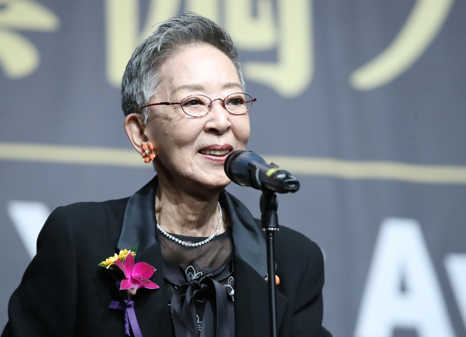 2019년 11월 6일 오후 서울 중구 충무로 명보아트홀에서 열린 신영균예술문화재단 제9회 아름다운 예술인상 시상식에서 공로예술인 부문 수상자로 선정된 배우 김지미가 소감을 밝히고 있다. 뉴시스