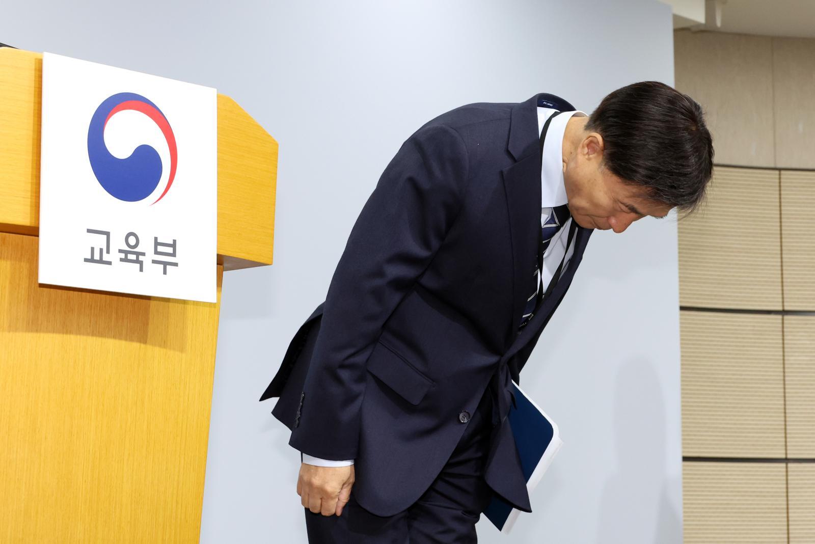 오승걸 한국교육과정평가원장이 13일 세종시 정부세종청사에서 2026학년도 대학수학능력시험 진행상황 발표에 앞서 인사하는 모습. 뉴시스