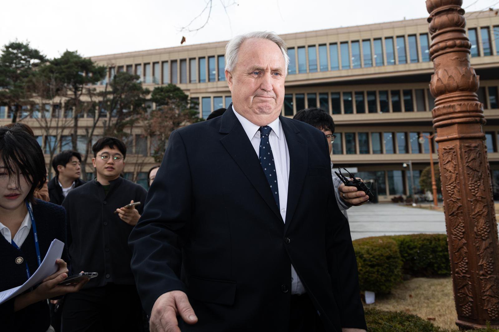 국민의힘 인요한 의원이 10일 서울 여의도 국회 소통관에서 의원직 사퇴 입장 표명 기자회견을 마치고 차량으로 향하고 있다. 뉴스1