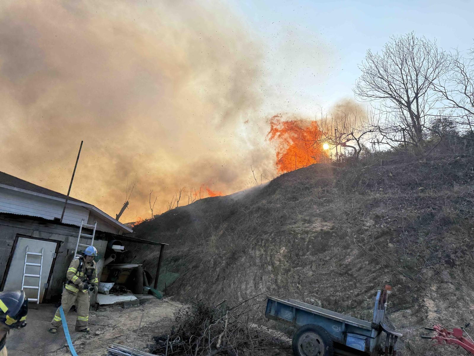 10일 강원 양양 손양면 산불 현장.(강원도소방본부 제공, 재판매 및 DB 금지) 2025.12.10/뉴스1