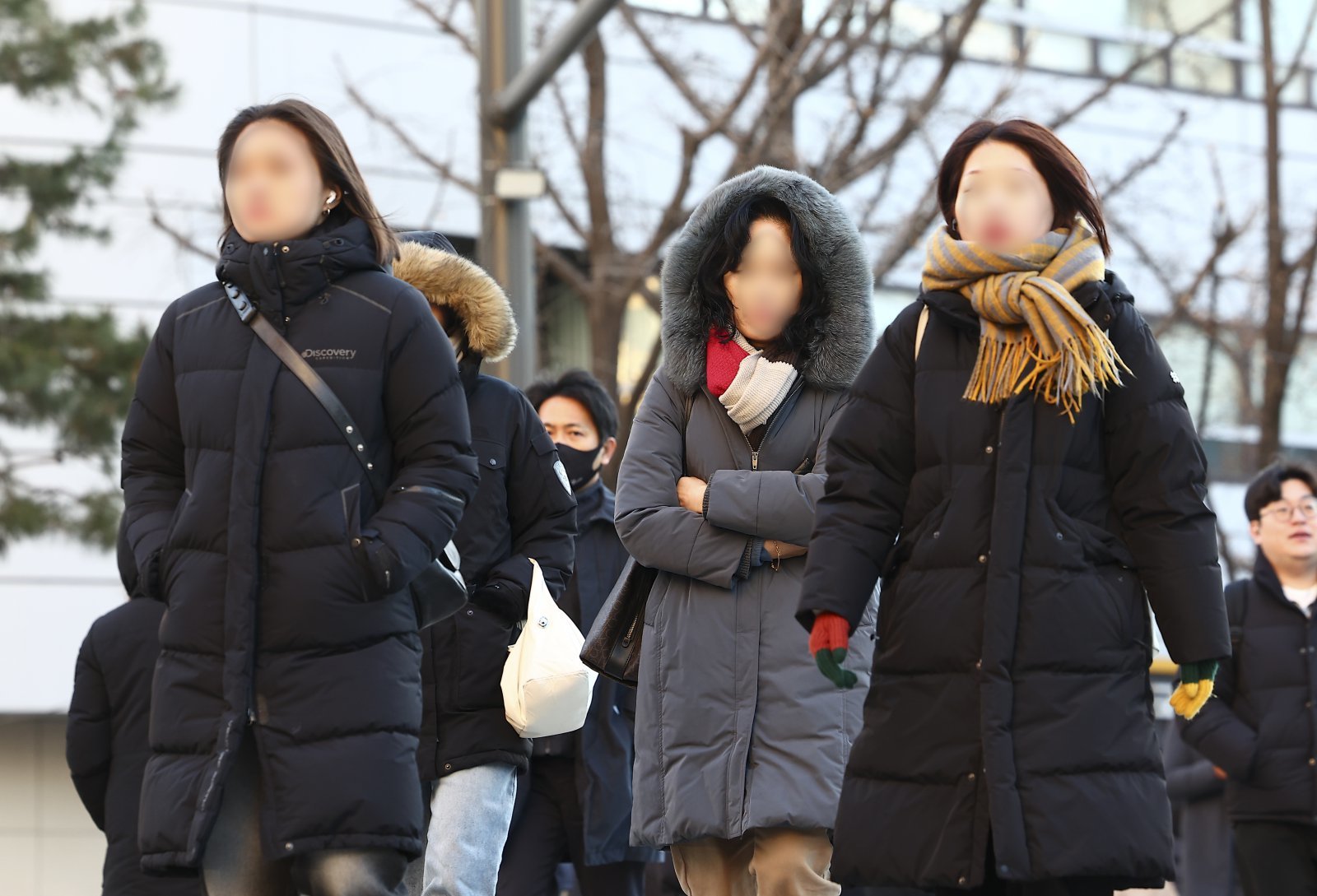 연일 강추위가 계속되는 가운데 4일 오전 서울 중구 세종대로 인근에서 시민들이 모자를 쓴 채 출근길에 나서고 있다. 2025.12.04 [서울=뉴시스]