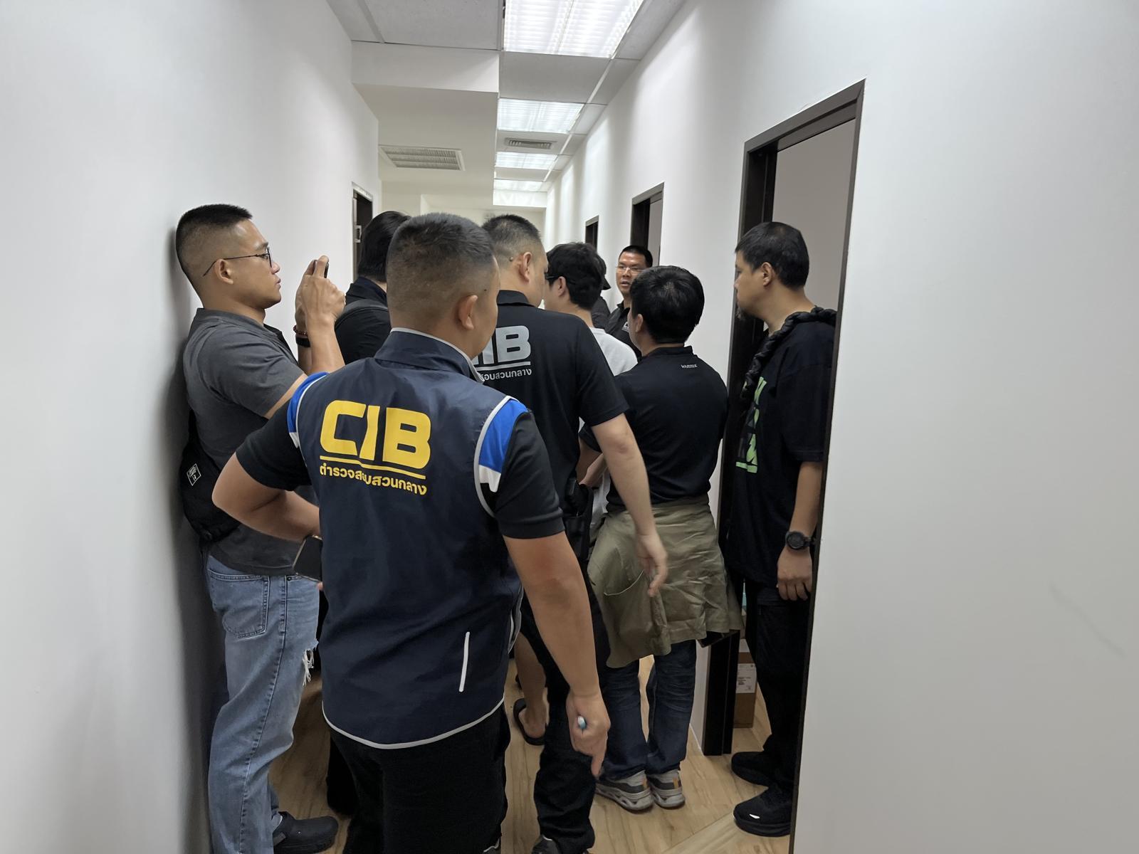 한·캄 경찰이 캄보디아 스캠단지를 급습해 감금된 한국인 1명을 구출하고 스캠 조직 혐의자 51명을 검거했다. 국제공조로 성과를 낸 대표 사례다. 뉴스1