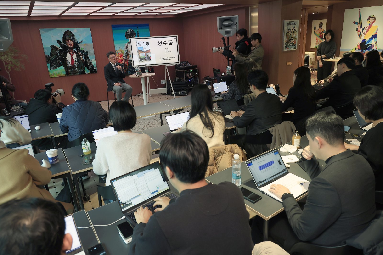 정원오 성동구청장이 10일 오후 서울시 성동수 왕십리로 펍지성수 라운지에서 도서 ‘성수동 (도시는 어떻게 사랑받는가)’ 기자간담회를 하고 있다. 2025.12.10/뉴스1