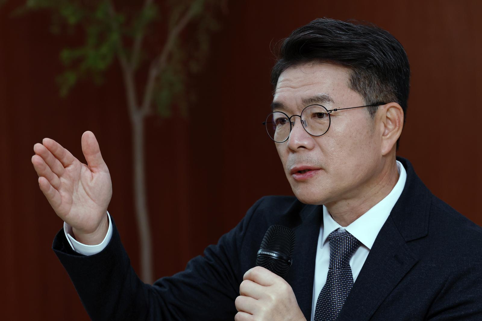 정원오 성동구청장이 10일 오후 서울시 성동수 왕십리로 펍지성수 라운지에서 도서 ‘성수동 (도시는 어떻게 사랑받는가)’ 기자간담회를 하고 있다. 뉴스1