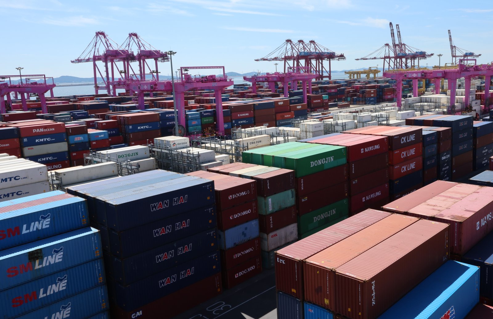 인천 연수구 인천신항 컨테이너 터미널에 컨테이너가 쌓여 있다. 2025.09.11 뉴시스