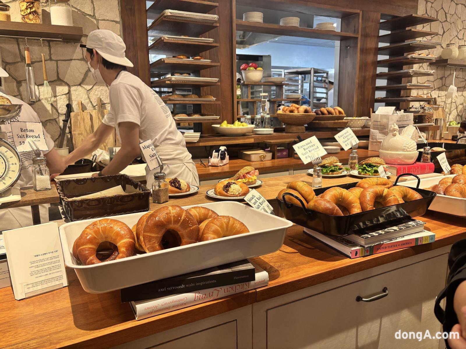 하우스오브신세계 청담 베톤 매장. 줄서지 않고 소금빵을 구매했다. 황소영 기자 fangso@donga.com