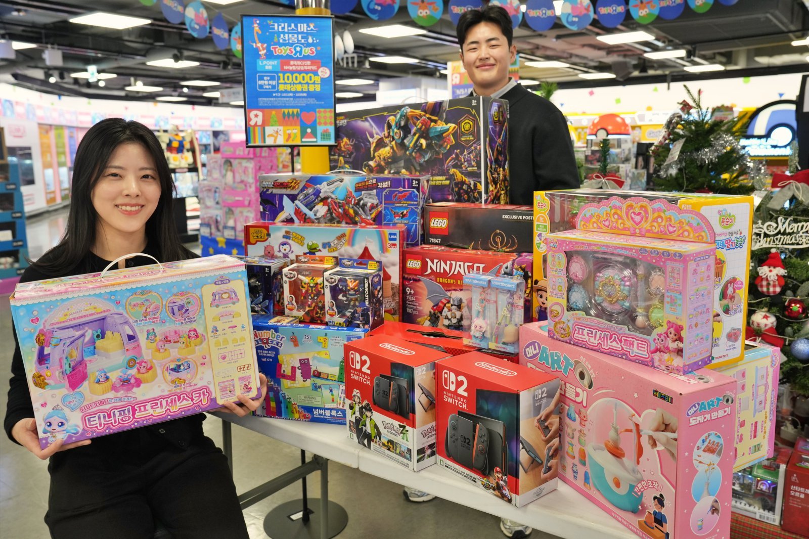 서울 송파구에 위치한 롯데마트 제타플렉스 잠실점 토이저러스 매장에서 크리스마스 완구 행사를 홍보하는 서혜영 MD(왼쪽)와 권대화 담당자의 모습.