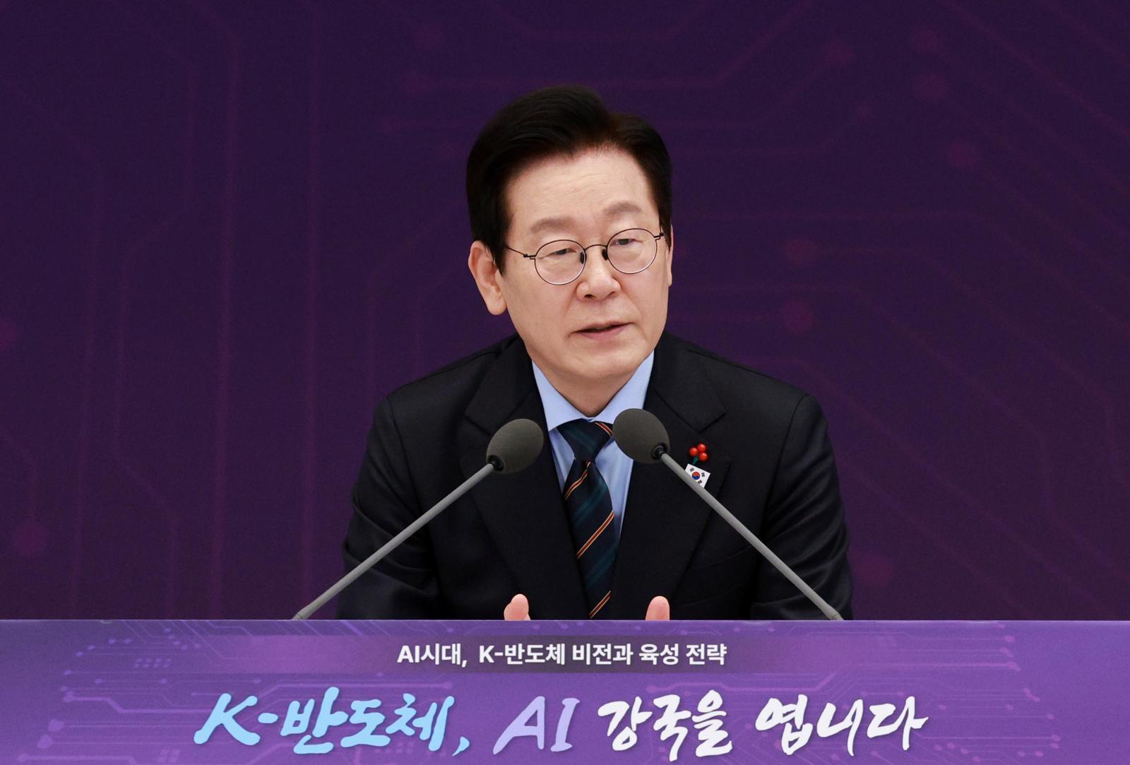 이재명 대통령이 10일 서울 용산 대통령실 청사에서 열린 AI 시대의 K-반도체 비전과 육성전략 보고회에서 발언하고 있다. 뉴시스