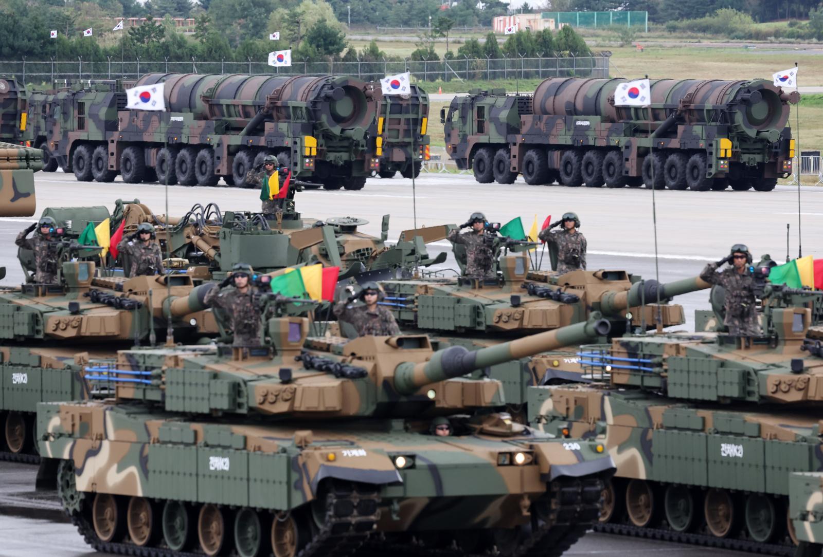 1일 오전 경기 성남시 서울공항에서 열린 건군 제76주년 국군의 날 기념식에서 K-2 전차가 분열하고 있다. 성남=뉴시스