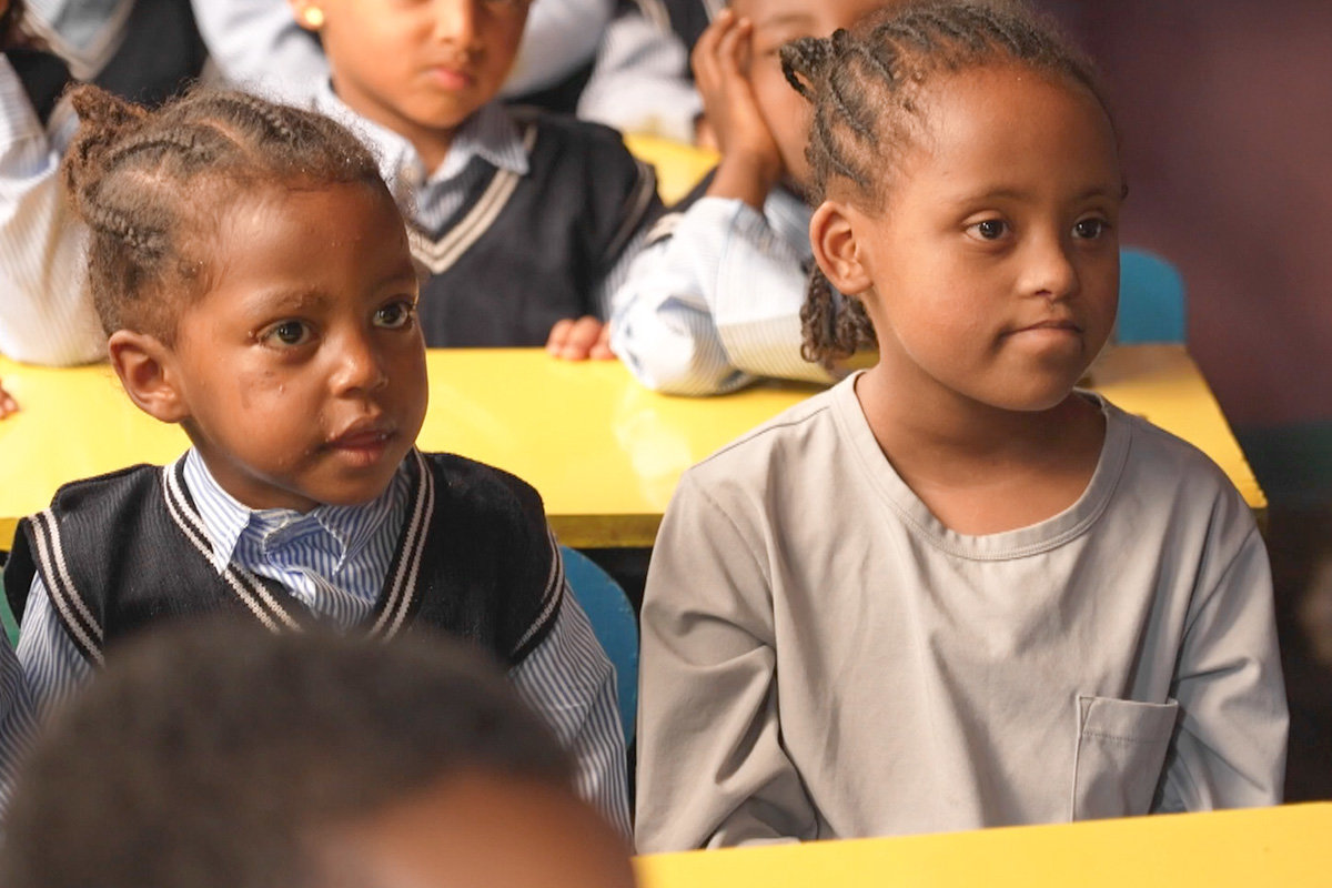 메리트(사진에서 오른쪽)가 교복을 입지 않고 학교에서 교육을 받는 모습. 굿네이버스 제공