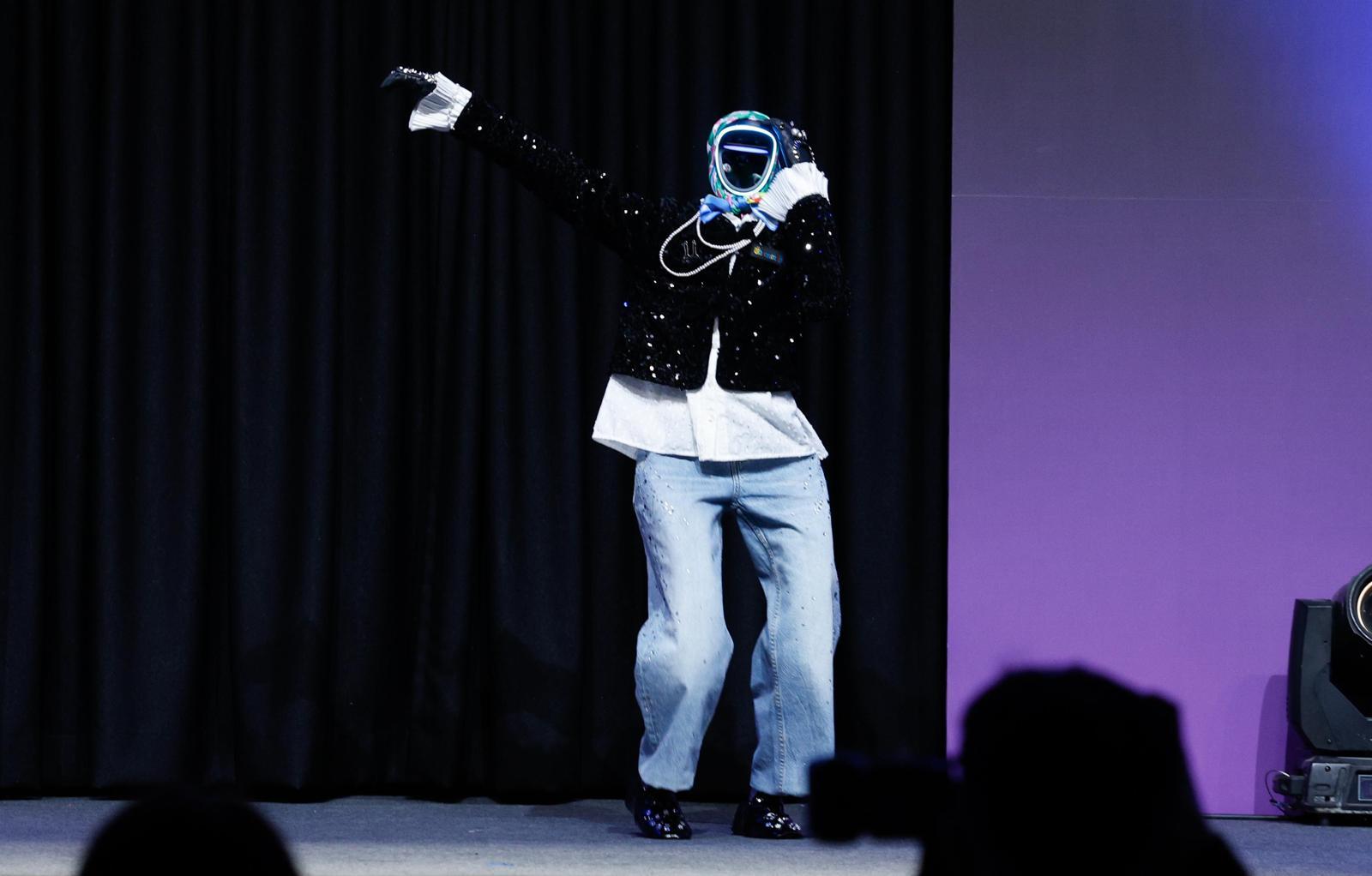 춤추는 ‘로봇 지디’
10일 서울 강남구 코엑스에서 열린 스타트업 페스티벌 ‘컴업(COME UP) 2025’에서 갤럭시코퍼레이션의 아이돌 휴머노이드 로봇이 가수 지드래곤의 안무를 선보이고 있다. 뉴스1