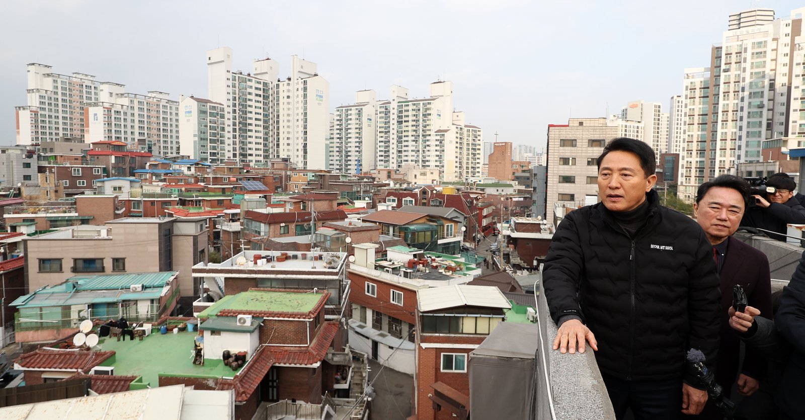 오세훈 서울시장이 10일 서울 영등포구 대림1구역을 방문해 재개발 추진 현황 등을 점검하고 있다. 2025.12.10 [서울=뉴시스]