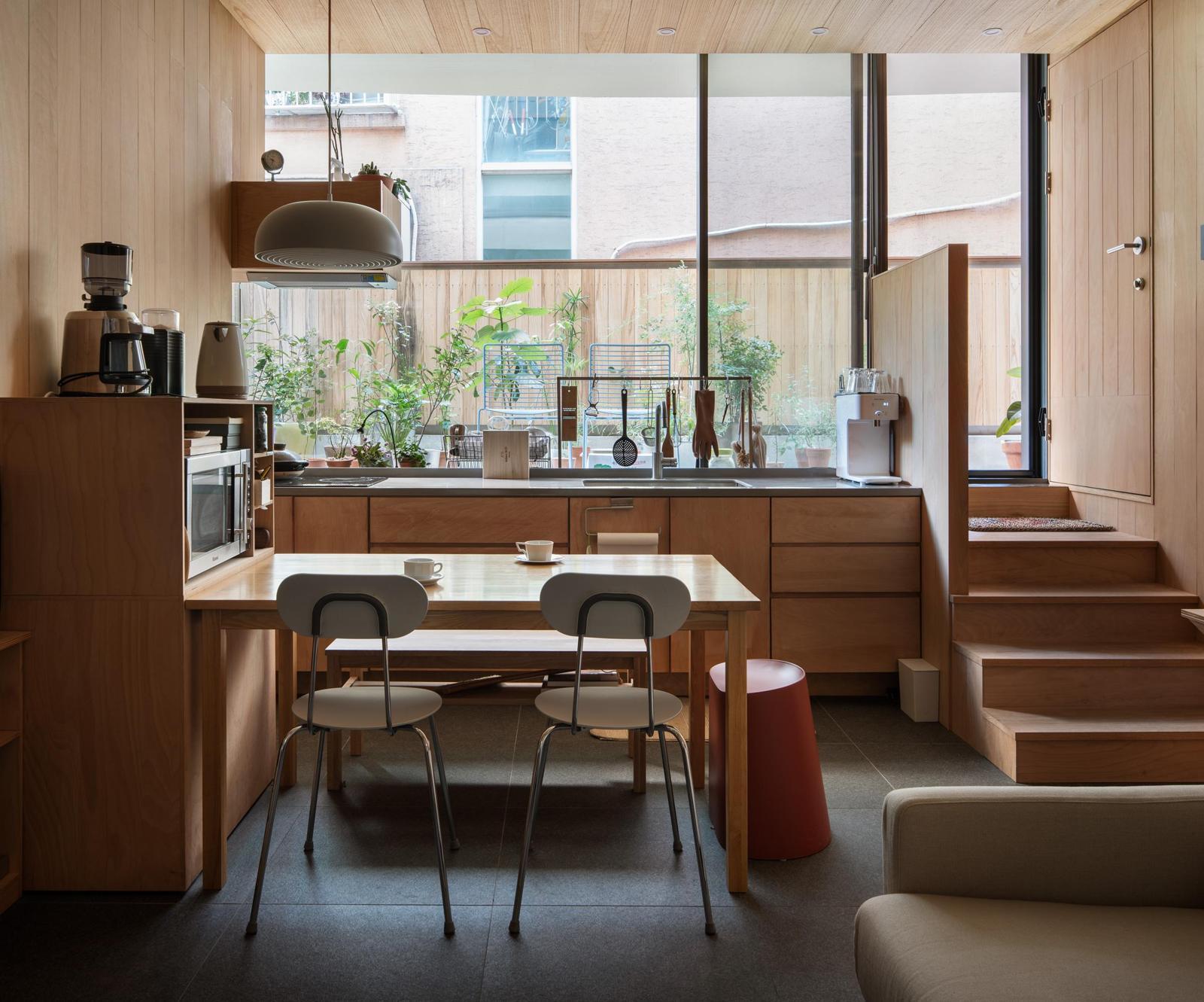 거실과 연결돼 사랑방처럼 쓰이는 주방. 김동규 작가 제공