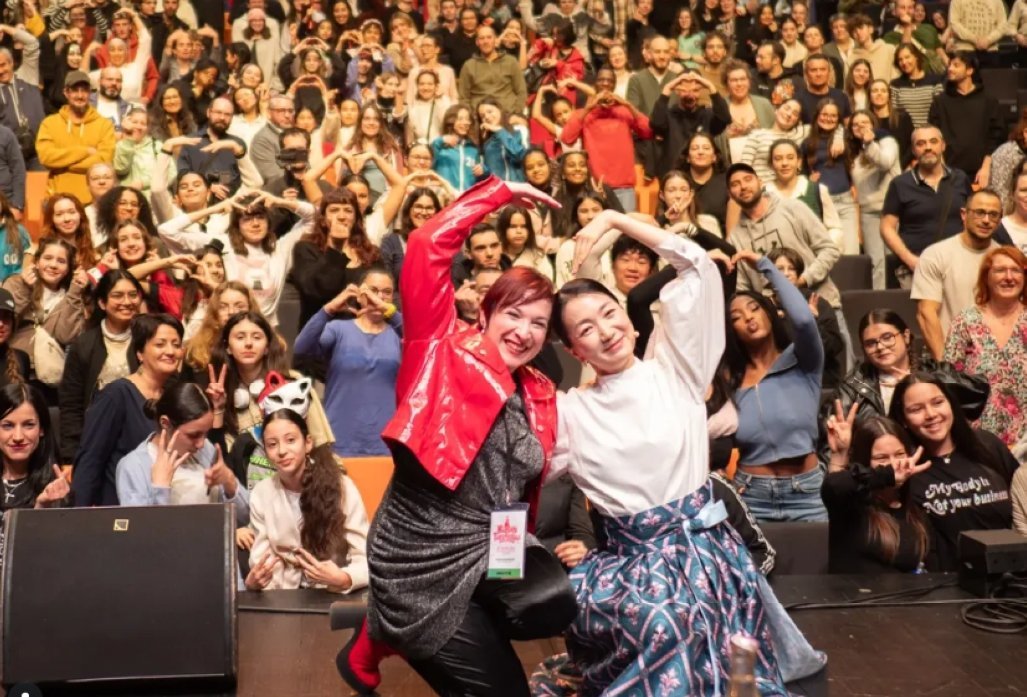 행사 당시 관객과 기념 촬영을 진행하는 배우 김주령 / 출처=김주령 인스타그램